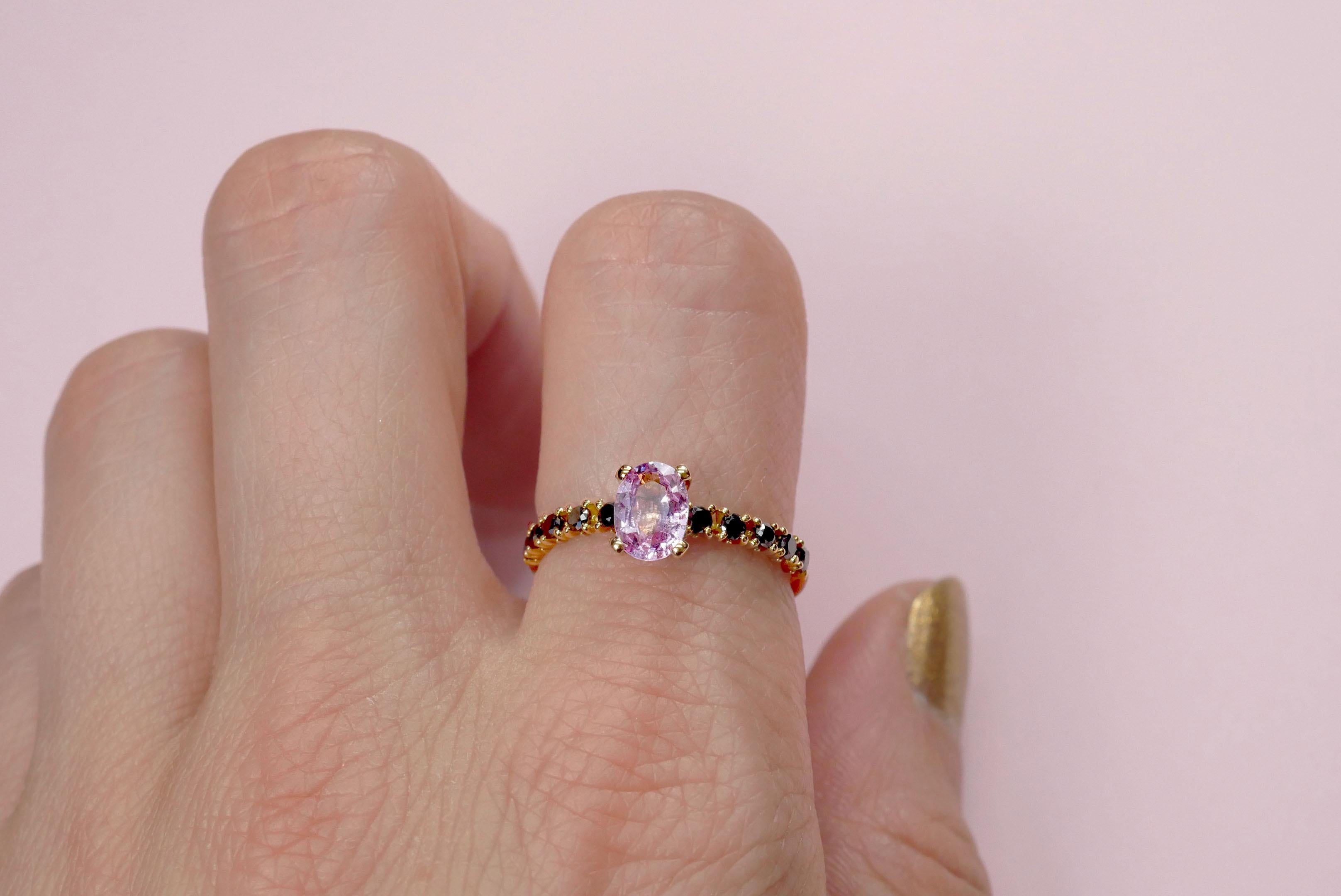 En vente :  Bague solitaire en or jaune 18 carats sertie d'un saphir rose et de diamants noirs 2