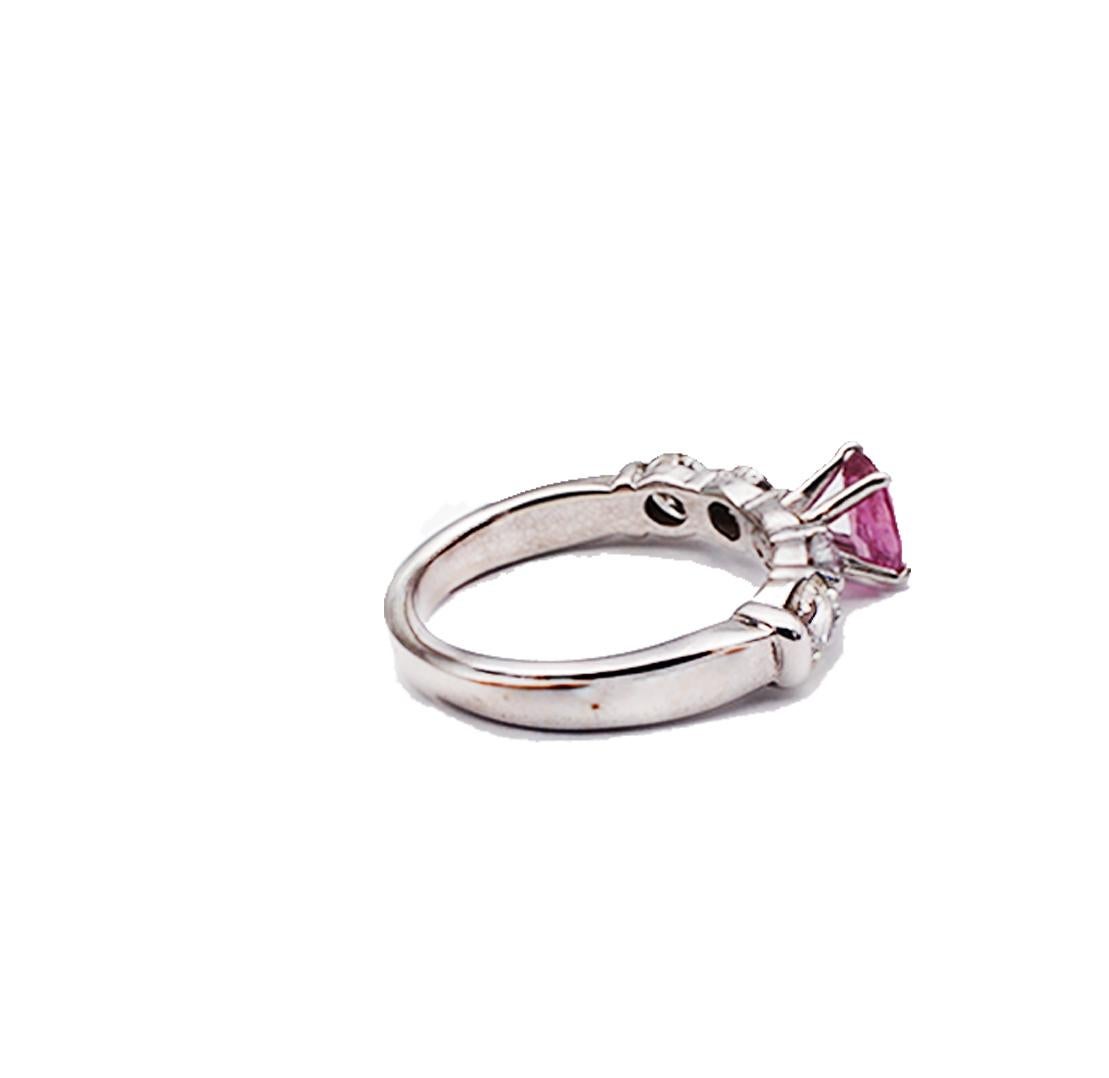 Taille ovale Bague de fiançailles solitaire à 5 pierres en saphir rose et diamant de 2,20 carats en vente