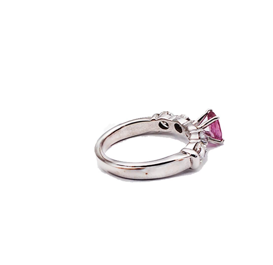 Contemporaneo Anello solitario di fidanzamento a 5 pietre con zaffiro rosa e diamante da 2,20 carati in vendita