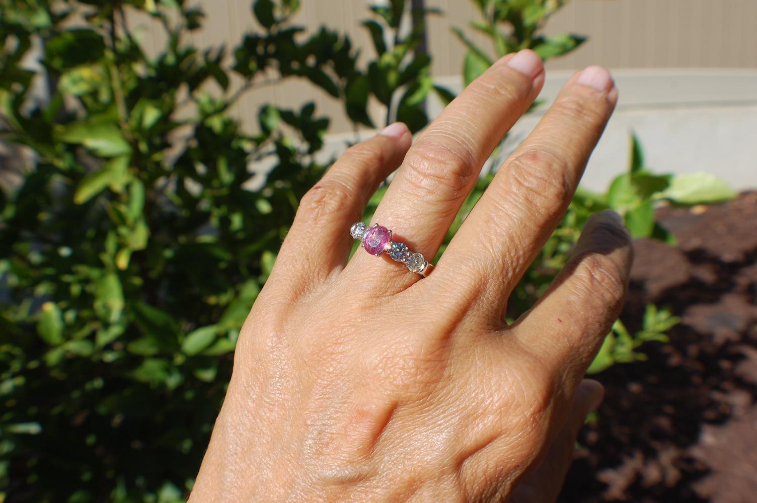 Donna Anello solitario di fidanzamento a 5 pietre con zaffiro rosa e diamante da 2,20 carati in vendita