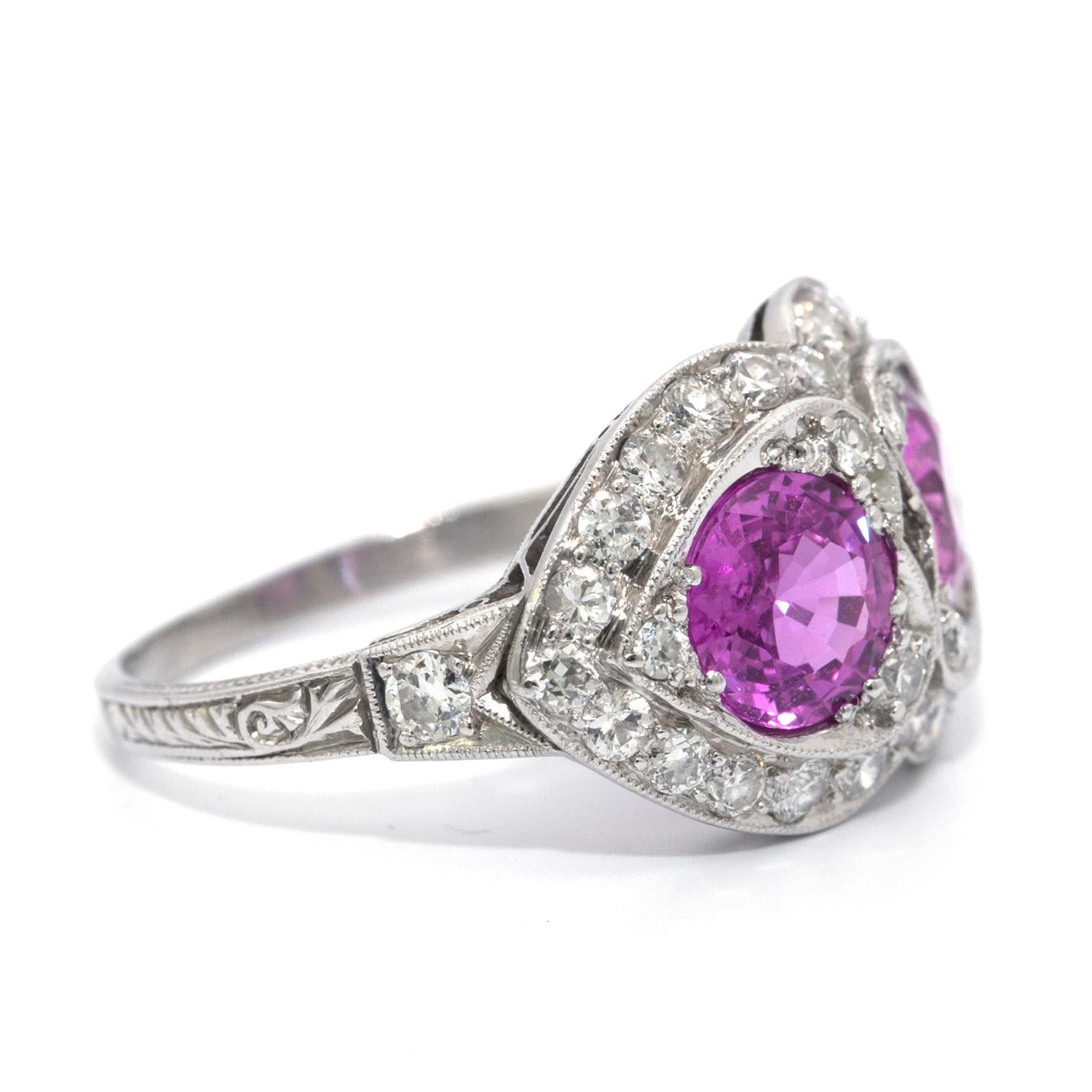 Art Déco Anello in stile Art Deco con zaffiro rosa e diamanti in vendita