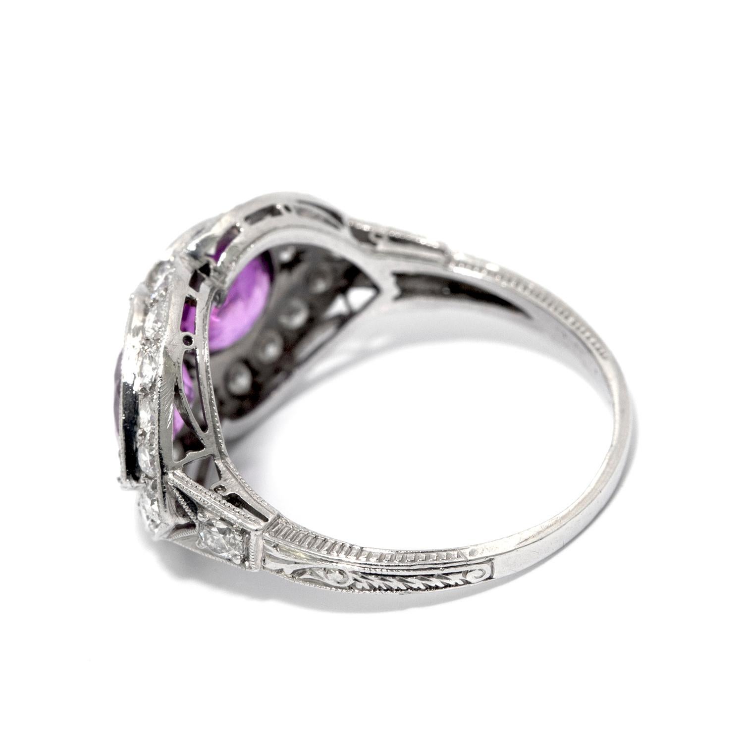 Taglio brillante Anello in stile Art Deco con zaffiro rosa e diamanti in vendita