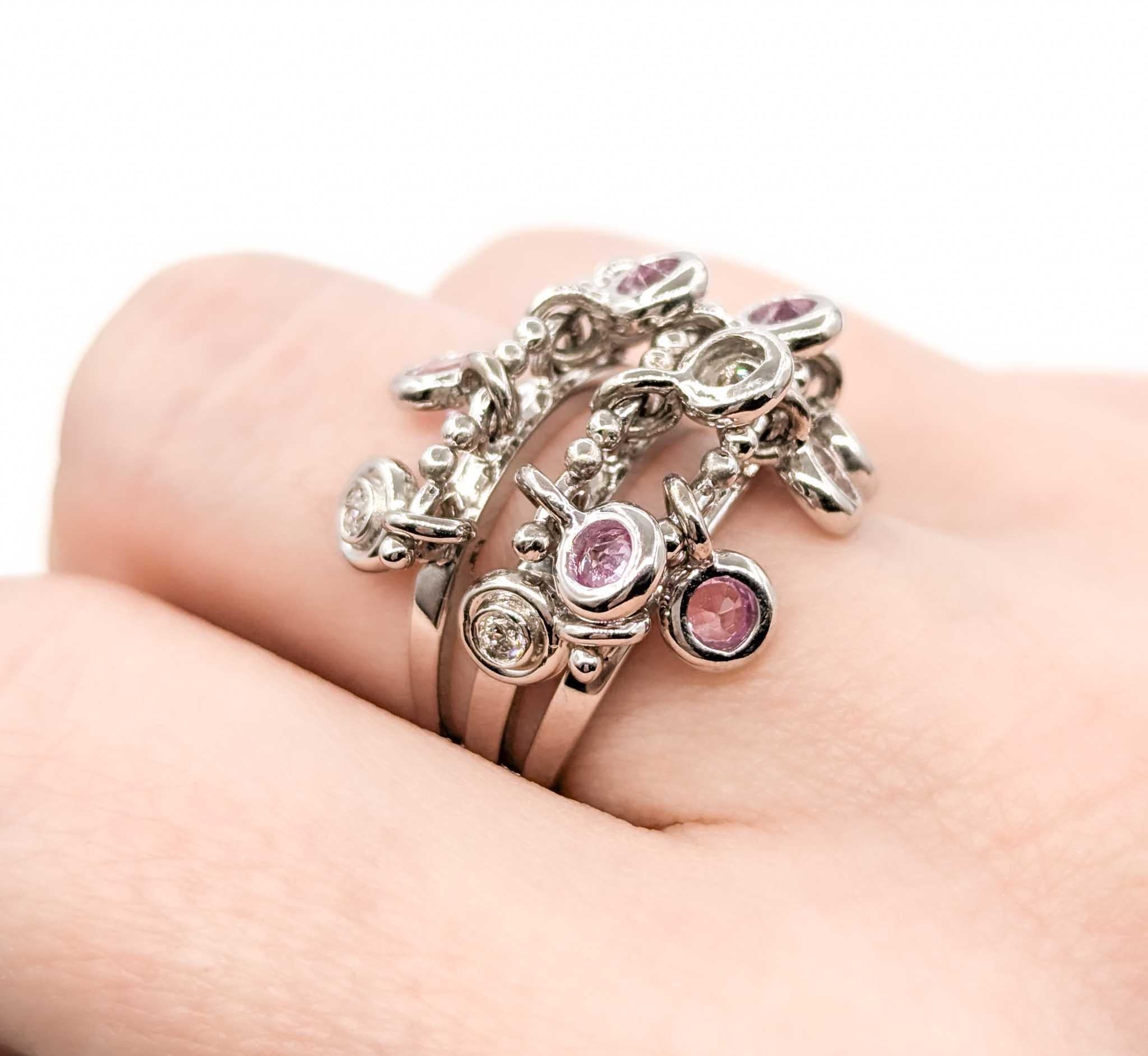 Pink Sapphire und Diamond Charm Ring in 18k Weißgold

Dieser schöne Charme Ring ist in 18k Weißgold gefertigt und verfügt über 1,00ctw von rosa Saphiren, der Geburtsstein für September. Die Saphire werden durch runde Diamanten von 0,18 ct ergänzt,