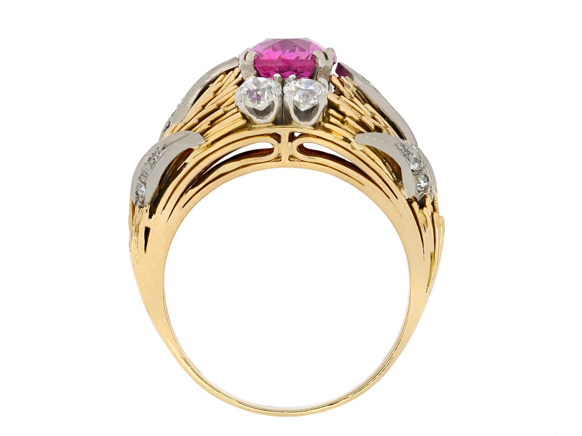 Anello con zaffiro rosa e diamante a grappolo. Al centro è incastonato uno zaffiro rosa del Mozambico, taglio brillante, a forma di cuscino, in un'incastonatura a griffe aperta sul retro con un peso approssimativo di 2,30 carati, affiancato da
