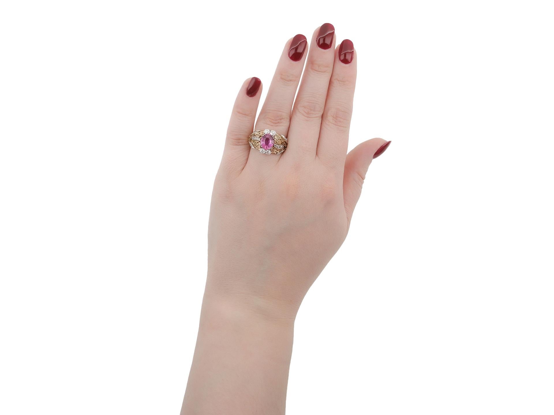 Taglio cuscino antico Anello con zaffiro rosa e diamante a grappolo. in vendita