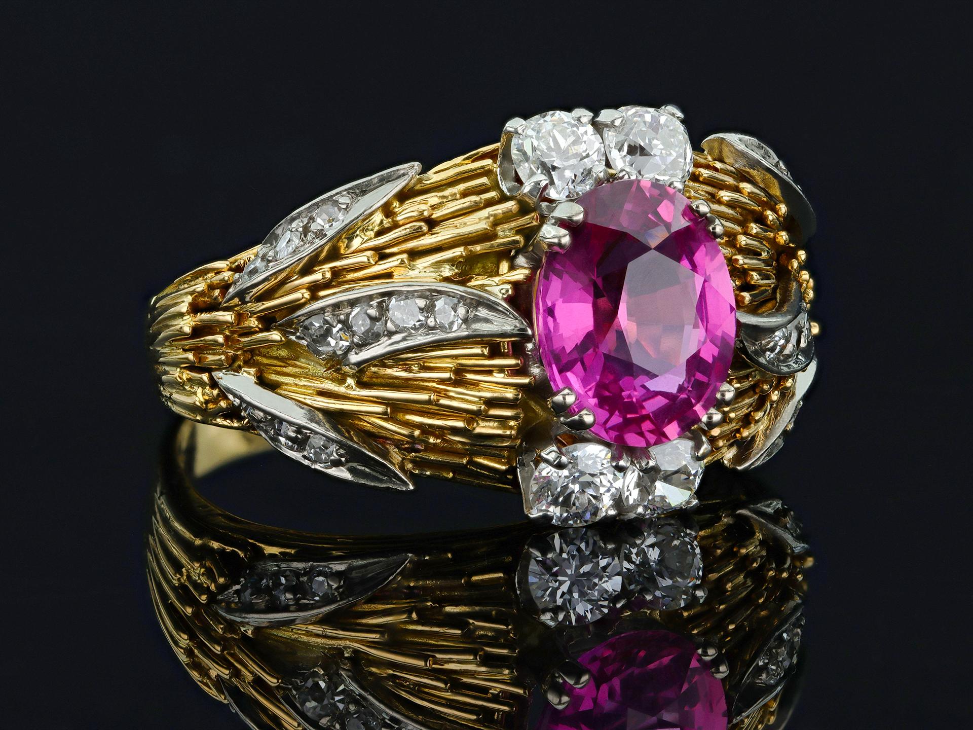 Anello con zaffiro rosa e diamante a grappolo. In condizioni buone in vendita a London, GB