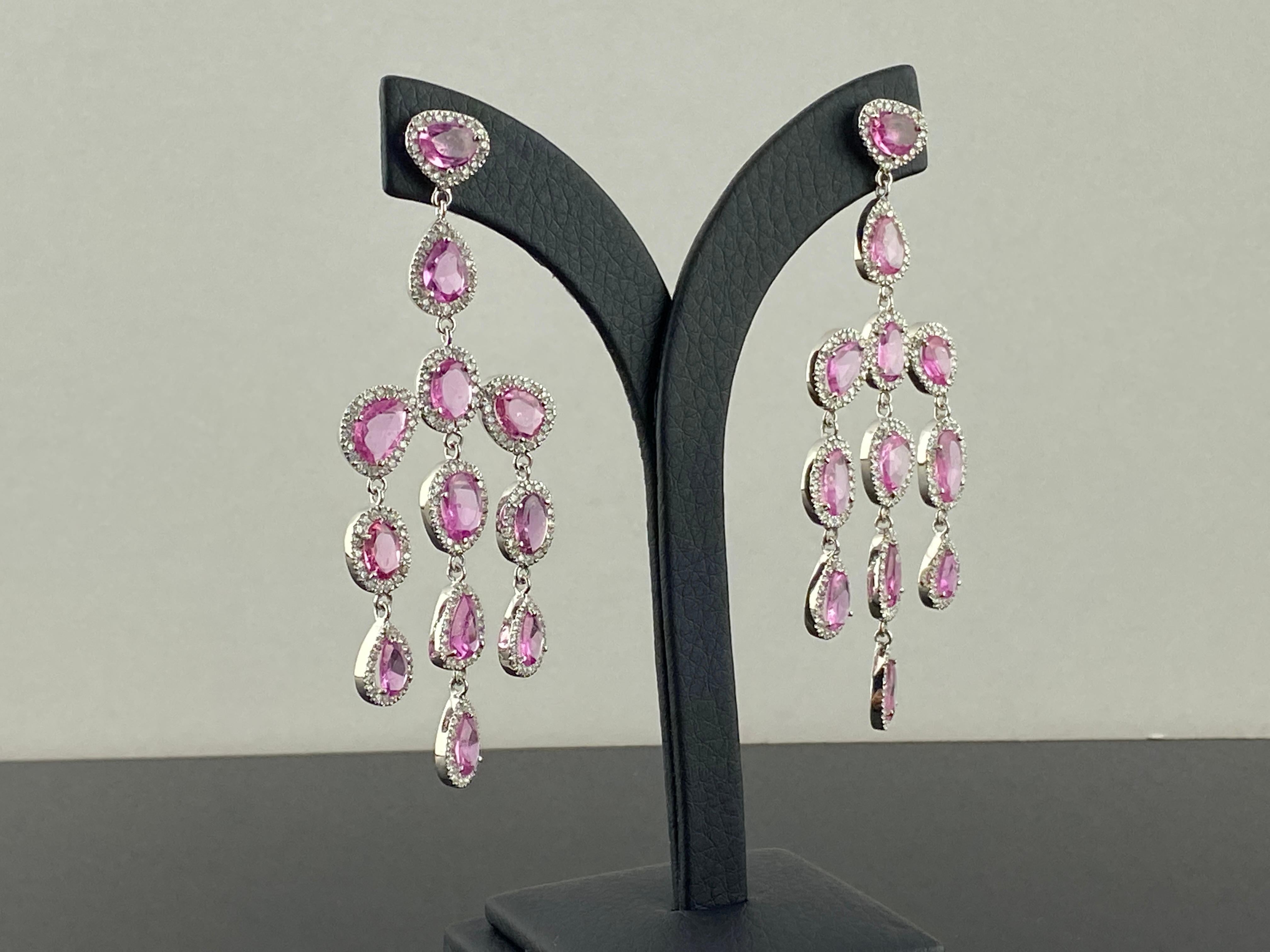 Superbe paire de boucles d'oreilles pendantes en saphir rose de 16,61 carats et diamant, montées en or blanc 18 carats. Les boucles d'oreilles sont légères, environ 17 grammes au total, et mesurent 3 pouces de long. Les saphirs ont une couleur rose