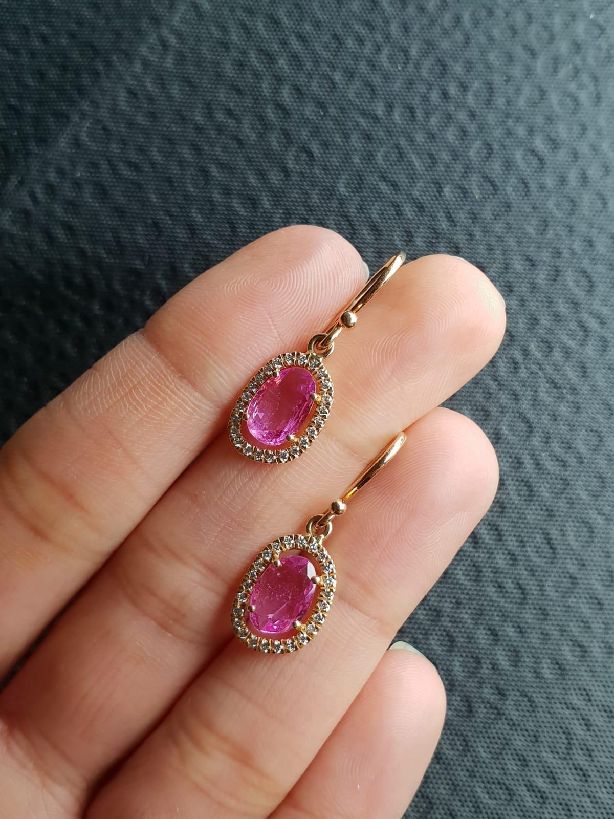 A classic pair of 2.32 carat high qualtity and beautiful colour Pink Sapphire earrings, sorrounded by a halo of 0.28 carat of White Diamonds, all set in 2.59 grams of 18K rose gold. Customisation is possible. 

