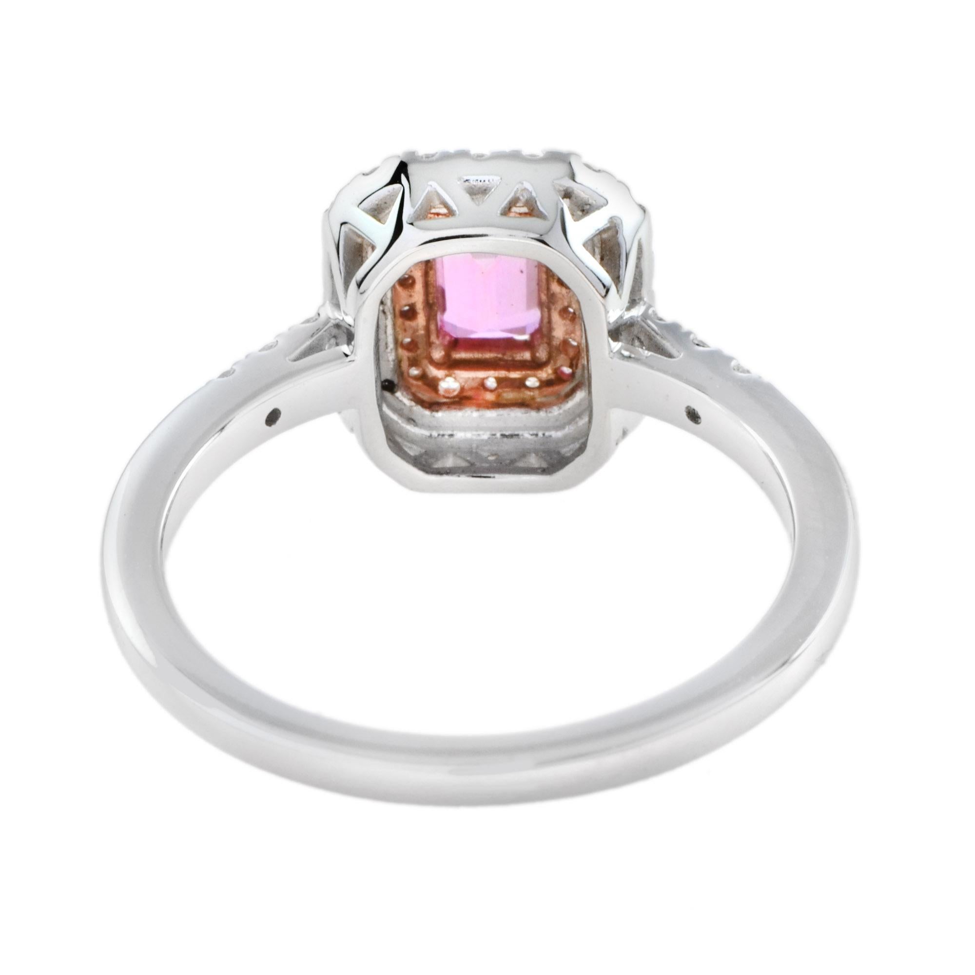 Verlobungsring aus 18 Karat zweifarbigem Gold mit rosa Saphiren und Diamanten mit doppeltem Halo  (Smaragdschliff) im Angebot