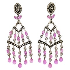 Orecchini con zaffiri rosa e diamanti incastonati in oro bianco 18K