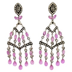 Boucles d'oreilles en or blanc 18K serties de saphirs roses et de diamants