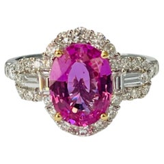 Anello di fidanzamento con zaffiro rosa e diamante in oro bianco 18 carati.