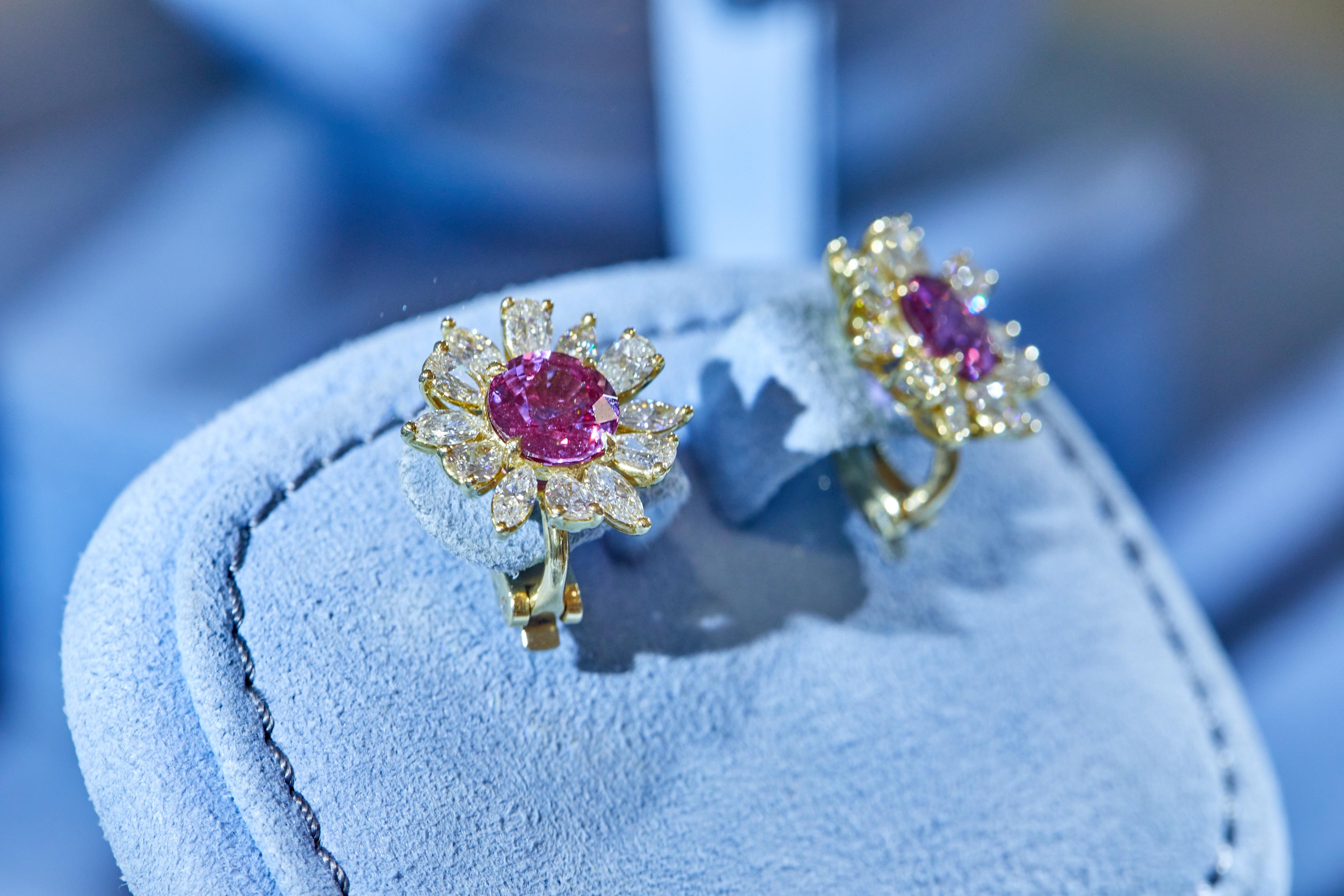 Rosa Saphir- und Diamant-Blumen-Ohrringe Damen im Angebot