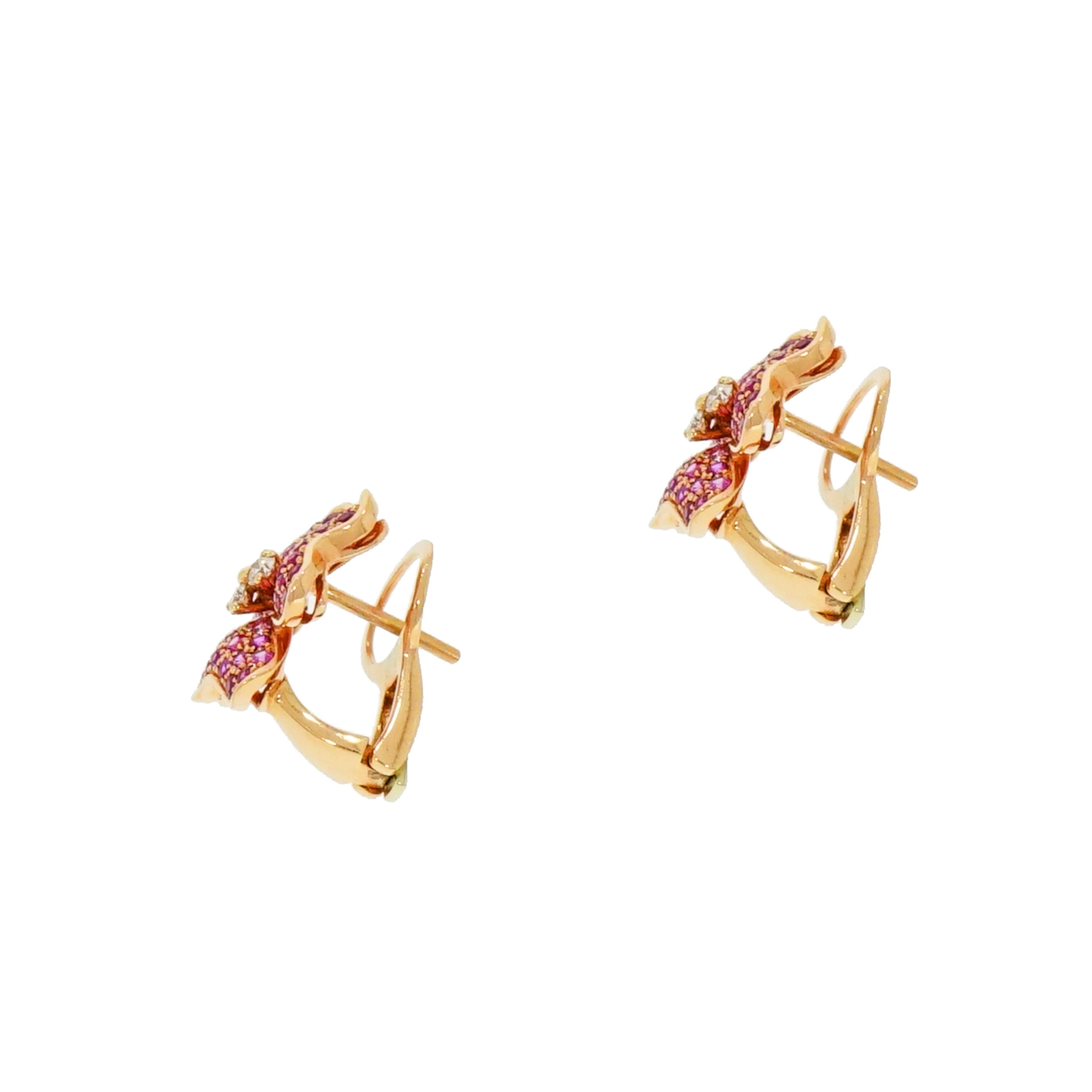 Leo Pizzo created the perfect combination of Pink Sapphires, Diamond and Rose Gold in this beautiful flower earrings!!
Handcrafted in Italy by experienced master craftsmen in 18K rose gold with a total of 1.16 carats round pink sapphires and 0.17