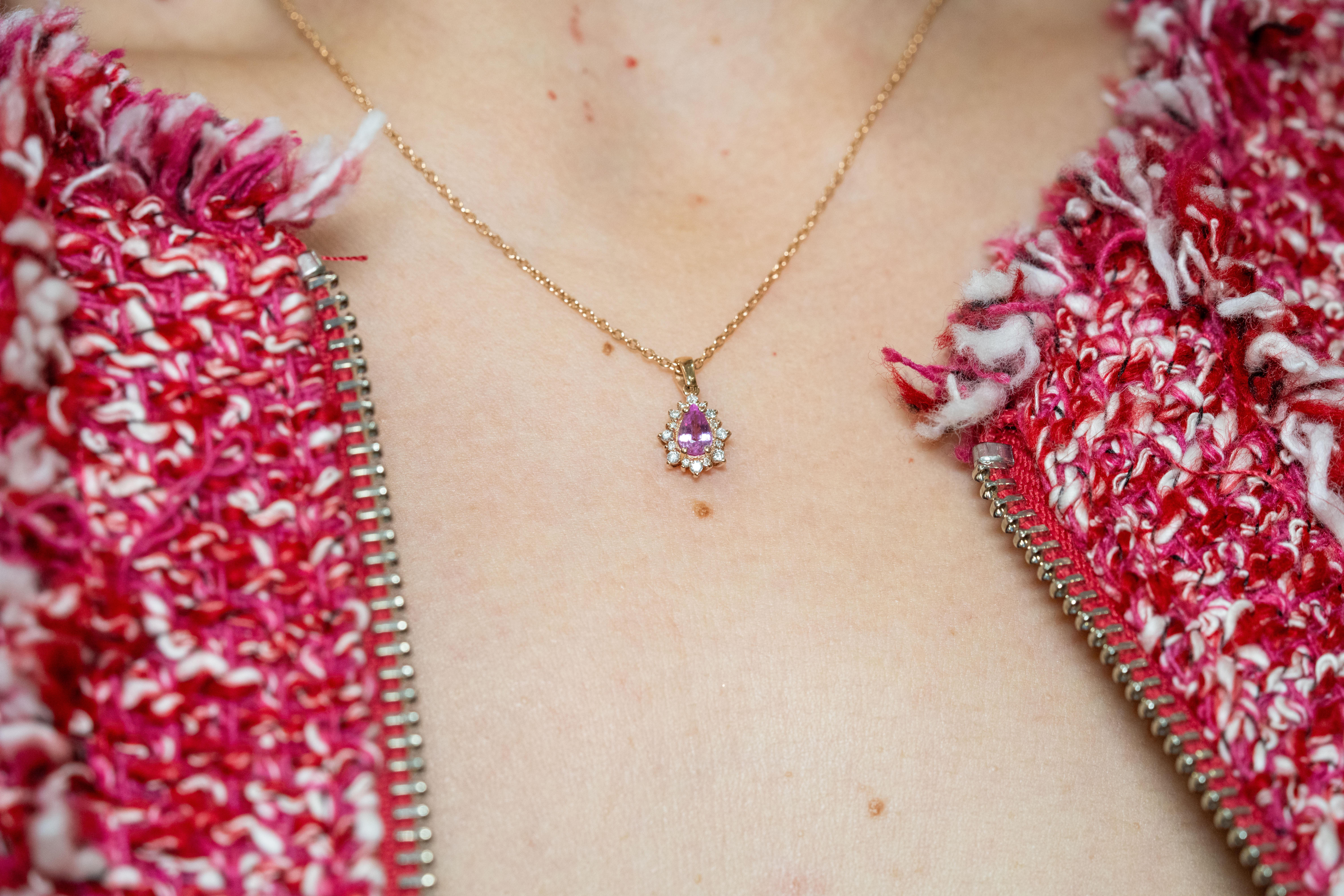 La Collection'S comprende un assortimento di collane, orecchini, bracciali e anelli, ognuno dei quali è stato meticolosamente realizzato per mettere in risalto i colori accattivanti degli zaffiri. L'armoniosa miscela di zaffiri multicolori crea