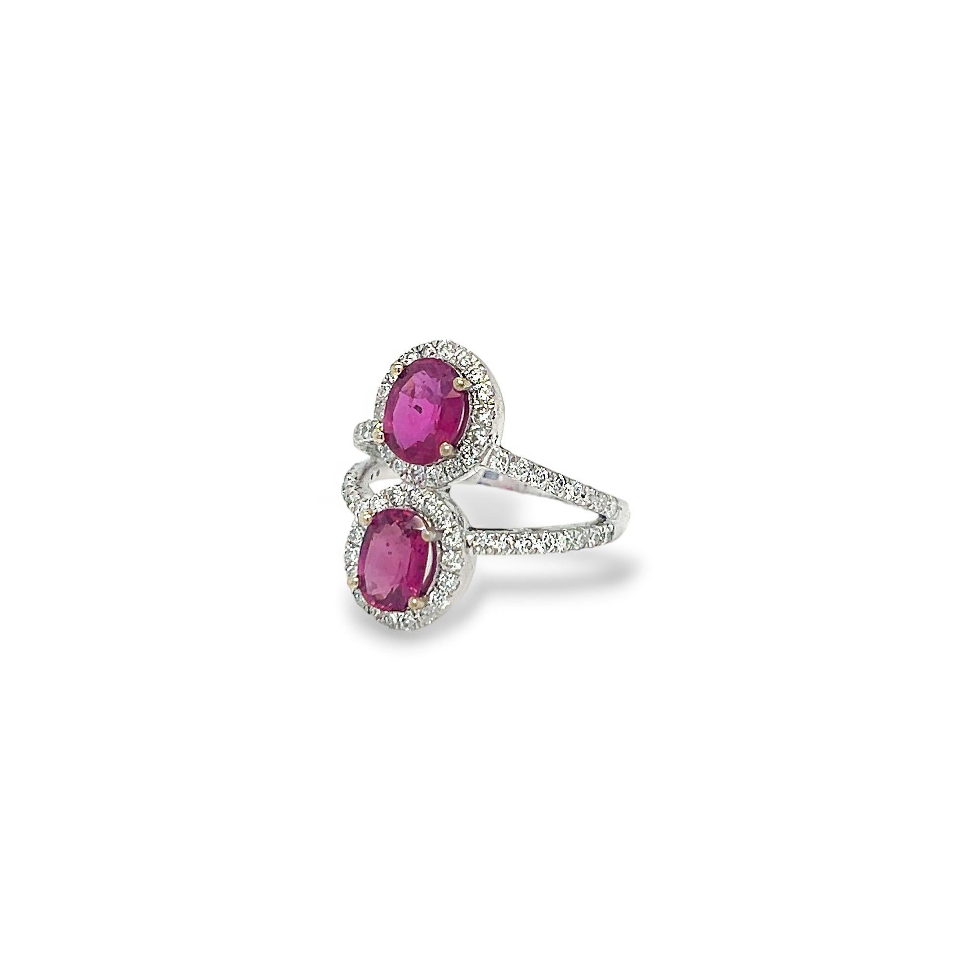 Questo anello unico è caratterizzato da due zaffiri rosa ovali (peso totale 2,10 ct) e diamanti rotondi (peso totale 0,82 ct). I diamanti hanno un colore H+I e una purezza SI. Incastonato in oro bianco 14k, questo anello è attualmente una taglia 7,