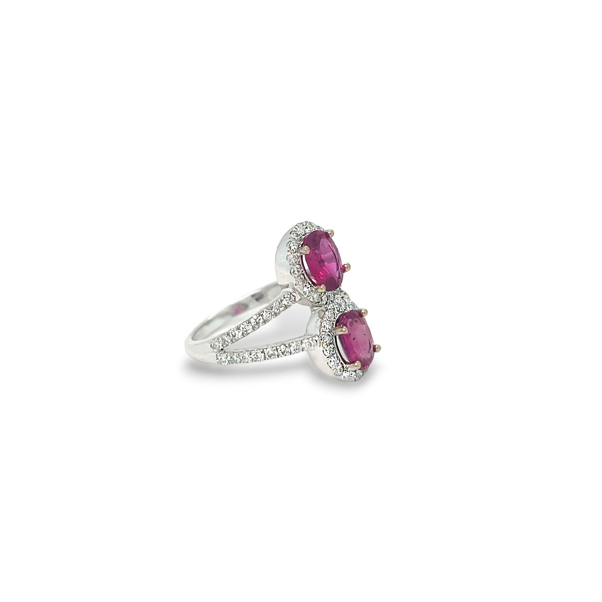 Taglio ovale Anello aureola con zaffiro rosa e diamante in vendita