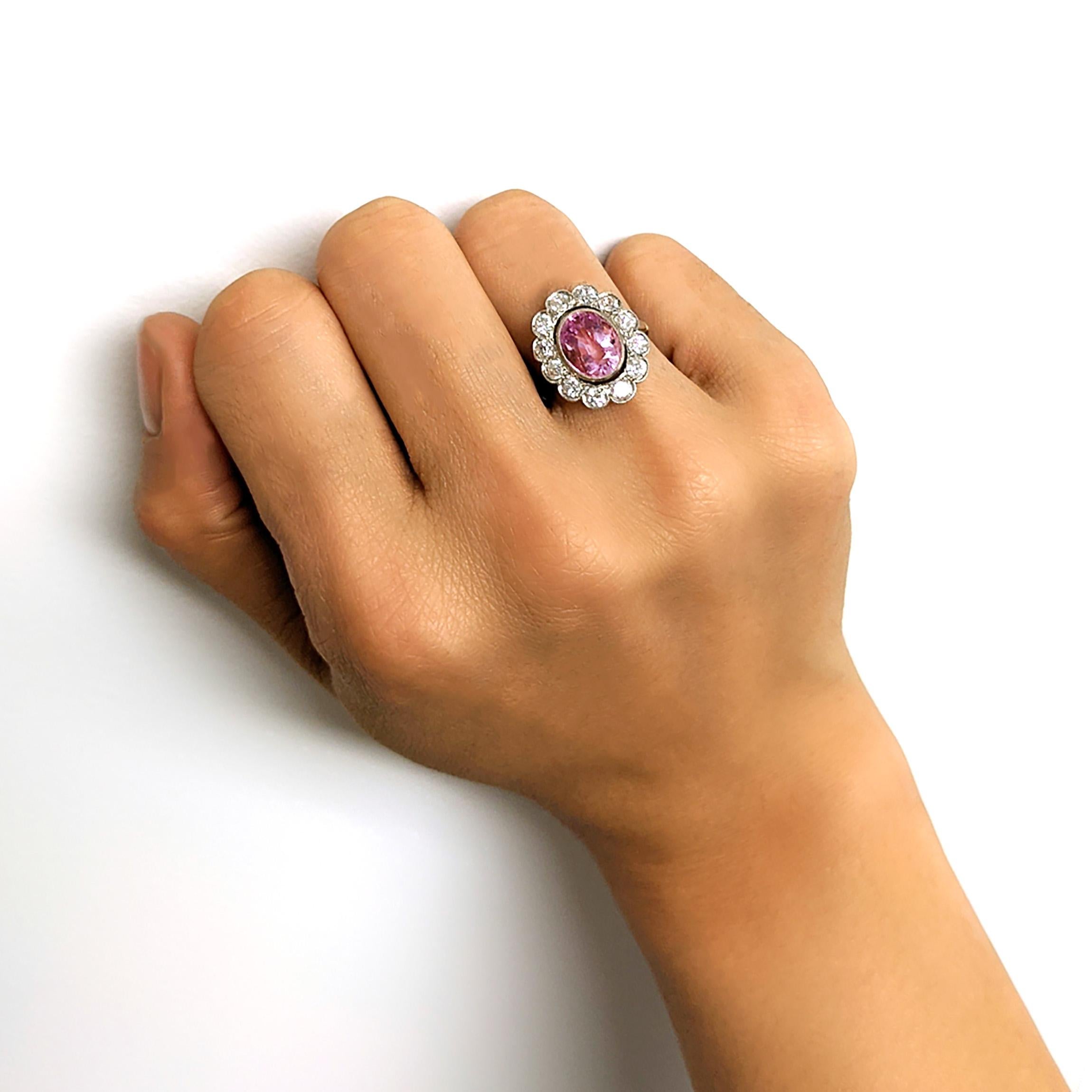 Pink Sapphire and Diamond Halo Ring (Ovalschliff)