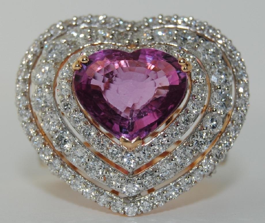 Pink Sapphire and Diamond Heart Shaped Ring in 18 Karat Rose Gold In New Condition For Sale In Los Angeles, CA