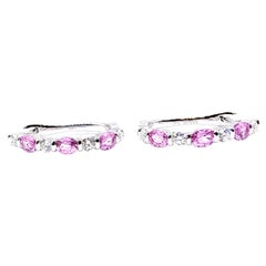 Boucles d'oreilles créoles en forme de J en or blanc 18 carats, ornées de saphirs roses et de diamants