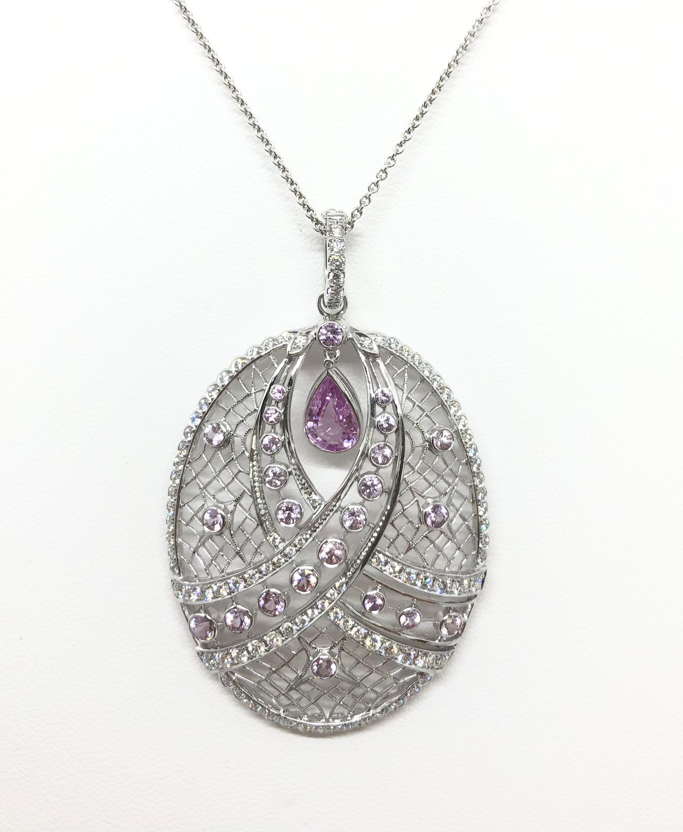 Zaffiro rosa 1,65 carati, Zaffiro rosa 1,89 carati e Pink Diamond 1,26 carati Ciondolo con montatura in oro bianco 18 carati
(catena non inclusa)

Larghezza: 3.6 cm 
Lunghezza: 5.8 cm
Peso totale: 13,64 grammi

