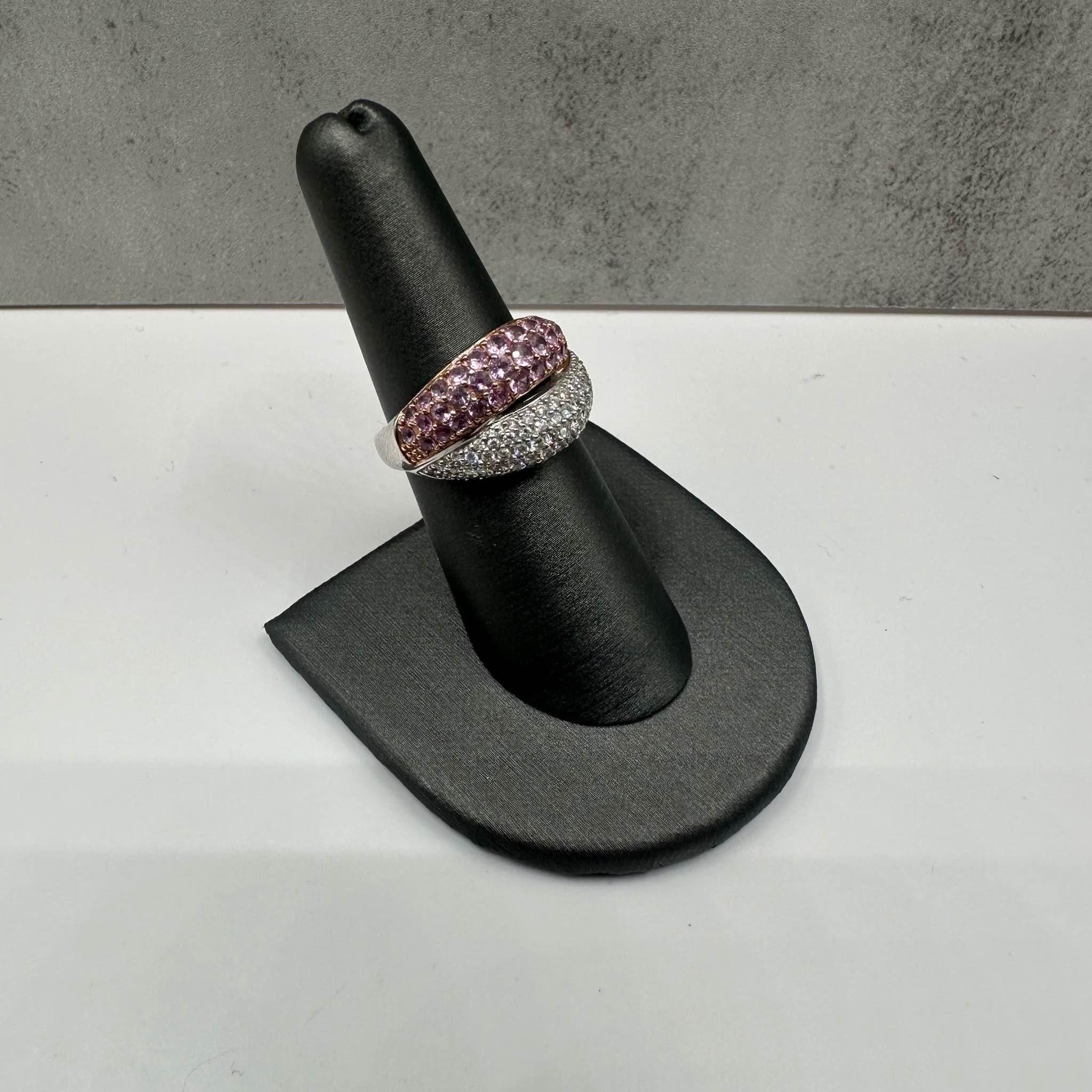 Cette magnifique bague en saphir rose et diamant en or blanc 14kt présente environ 2ctw de saphirs roses ronds, complétés par environ 0,60ctw de diamants ronds naturels GH SI1-I1 eye-clean, offrant un éclat brillant. De taille 7, il convient à la