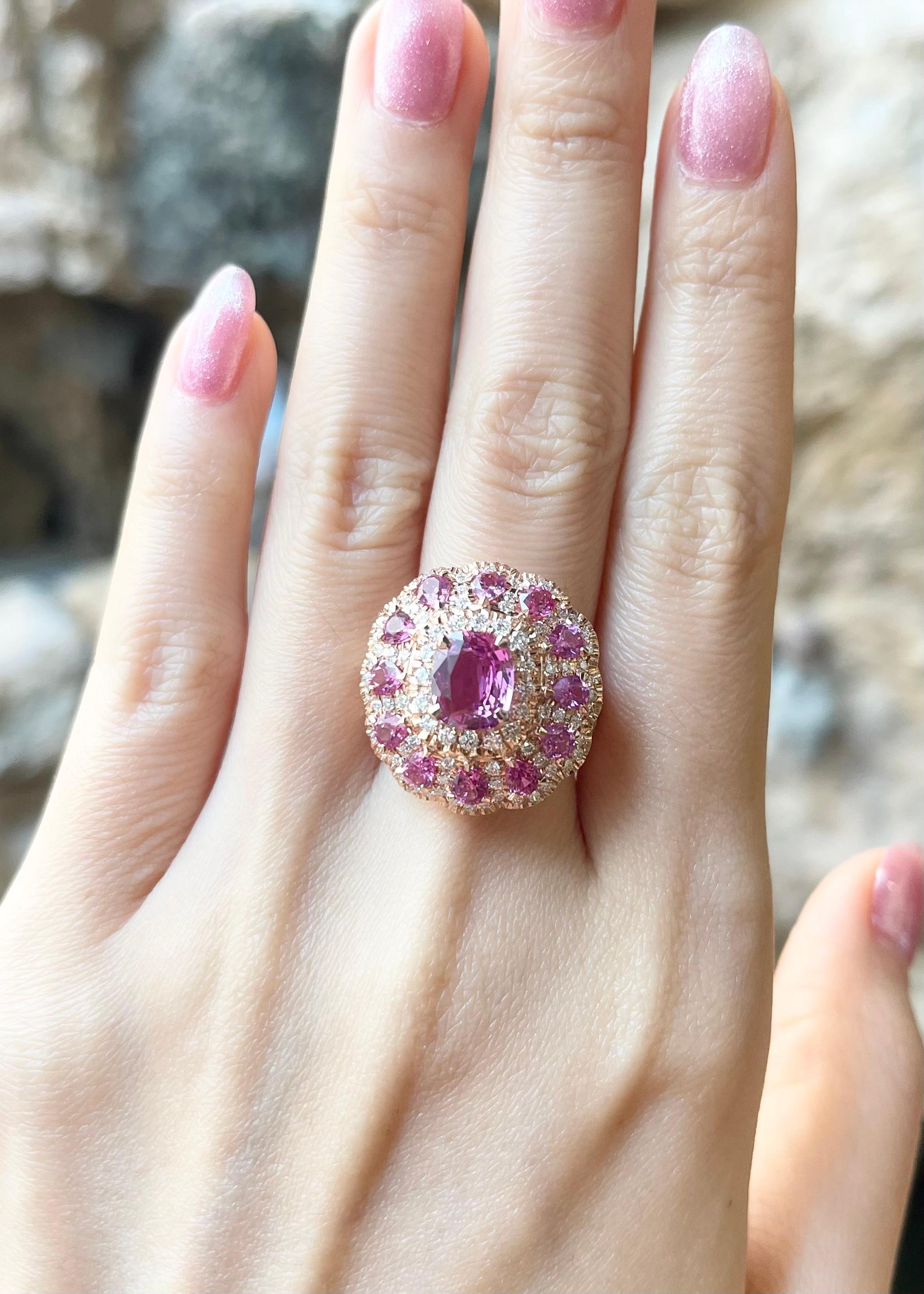 Zaffiro rosa da 1,87 carati, zaffiro rosa da 2,38 carati e Pink Diamond da 1,16 carati, incastonati in oro rosa 18 carati.

Larghezza:  2.2 cm 
Lunghezza: 2.2 cm
Misura dell'anello: 53
Peso totale: 10,85 grammi

