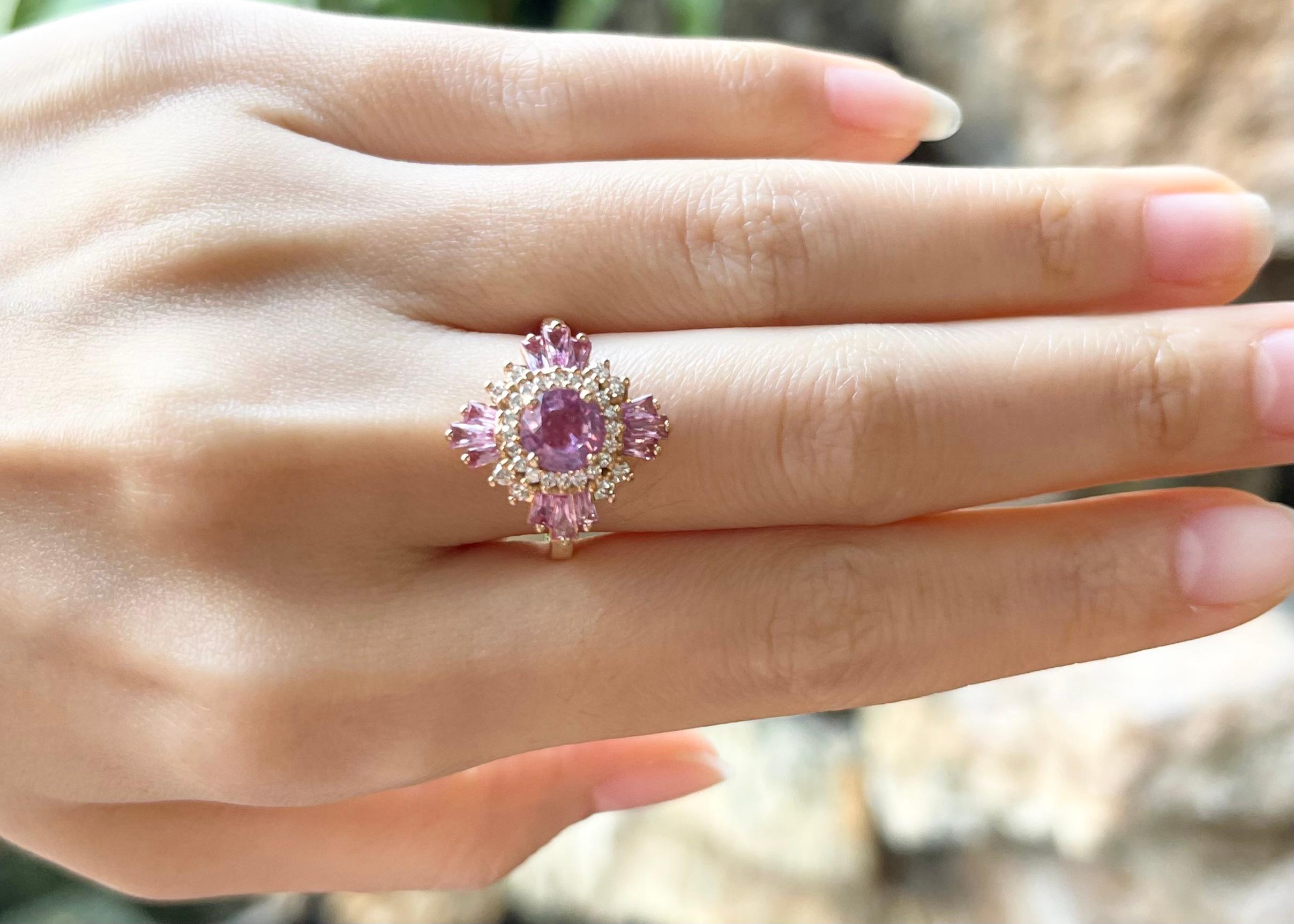 Pink Sapphire and Diamond Ring set in 18K Rose Gold Settings In New Condition For Sale In Bangkok, TH