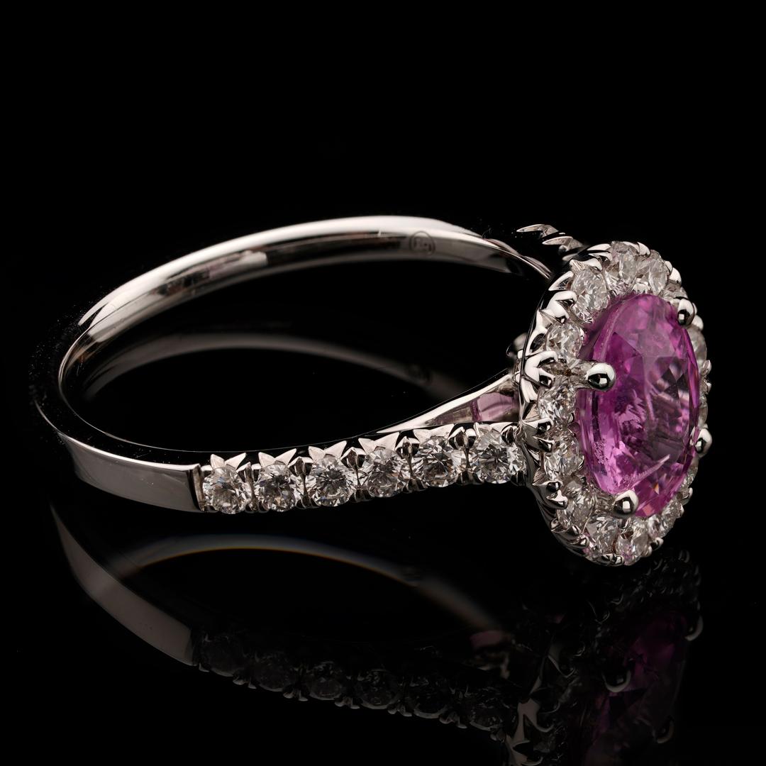 Halo-Ring mit rosa Saphiren und Diamanten (Rundschliff) im Angebot