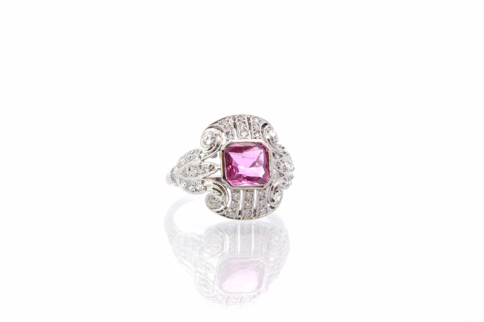 Ring aus Platin mit rosa Saphiren und Diamanten (Smaragdschliff) im Angebot