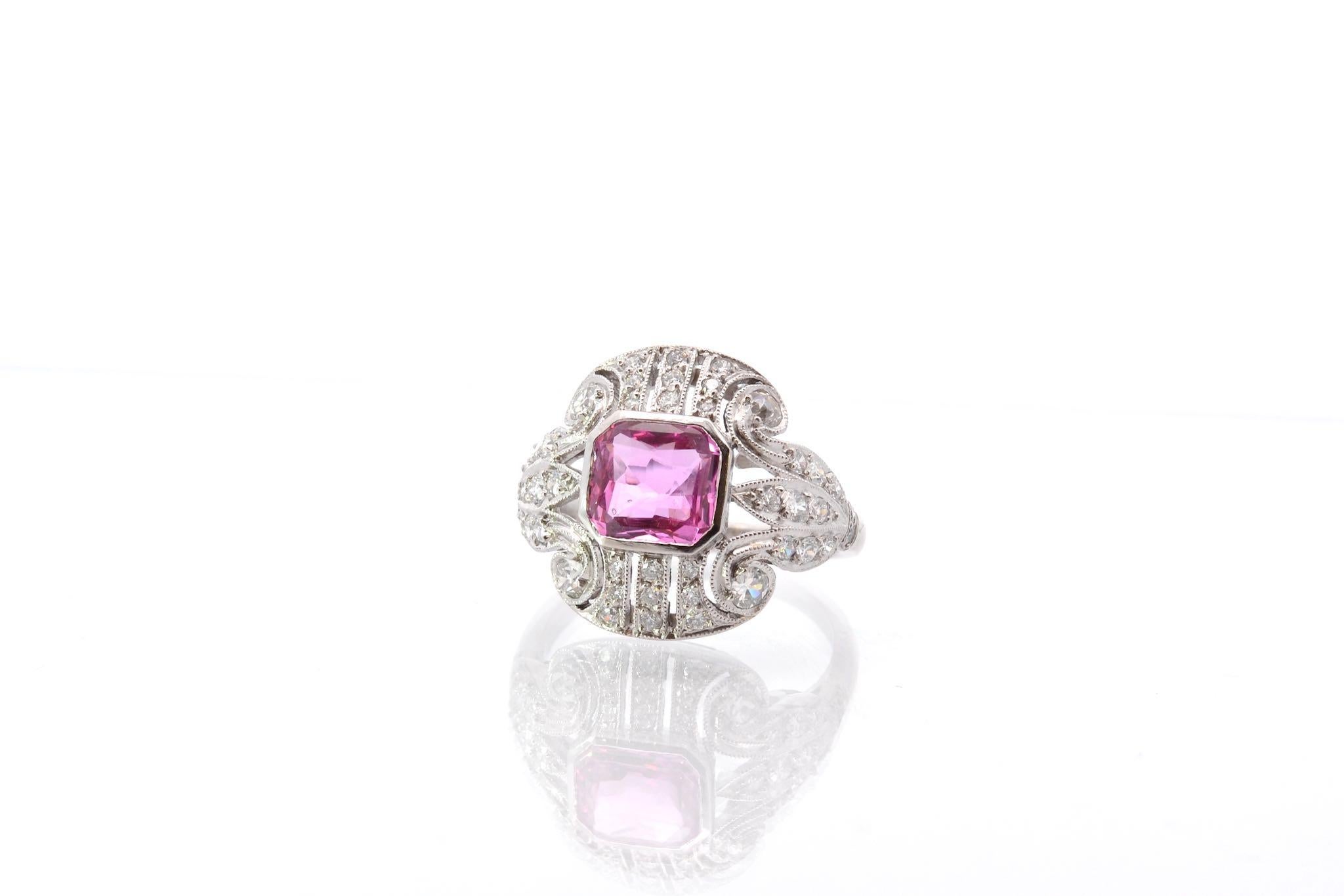 Pink sapphire and diamonds ring in platine In Good Condition For Sale In PARIS, FR