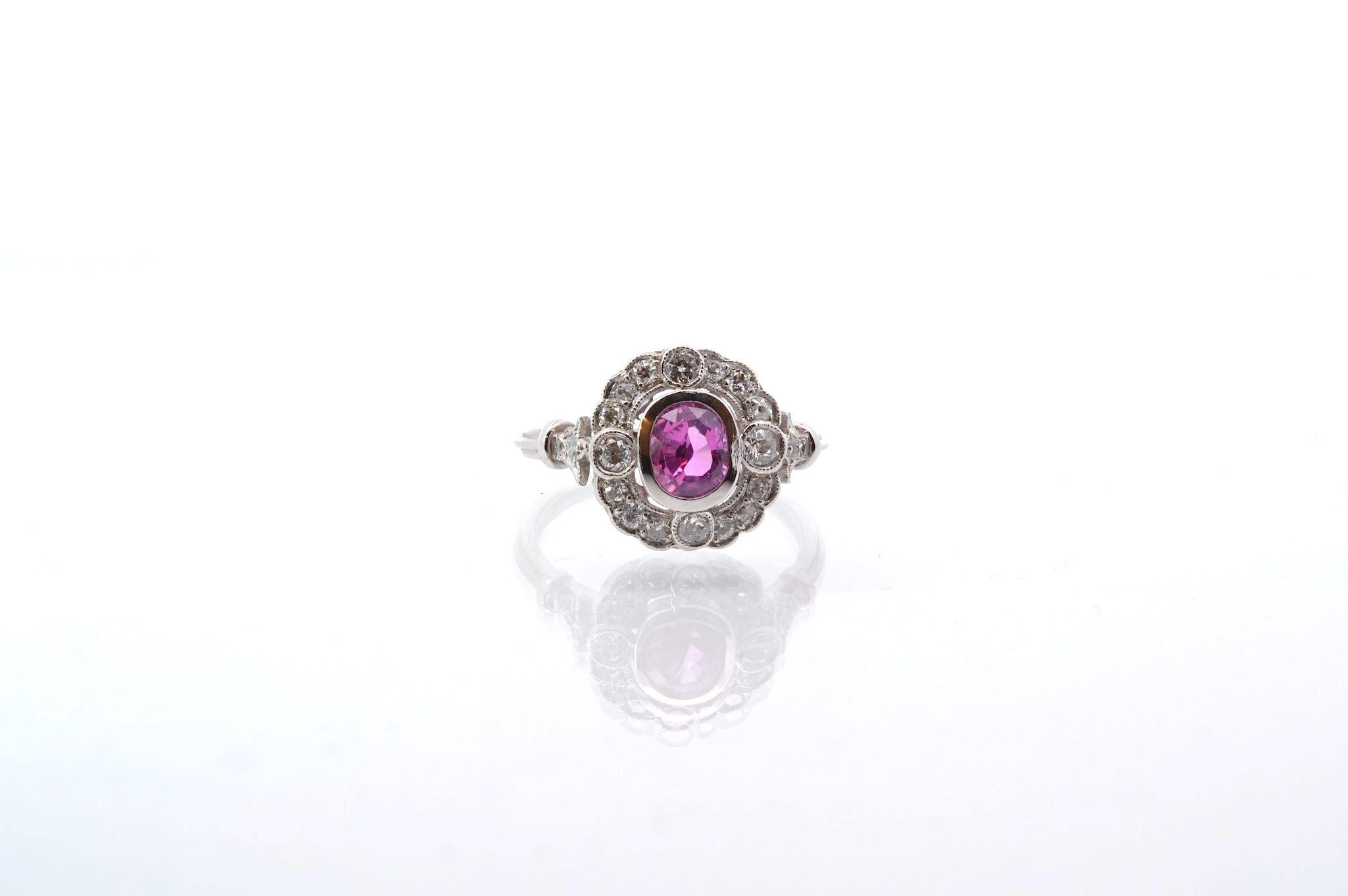 Edelsteine: 1 rosa Saphir von 1,1ct, 18 Diamanten: 0,50ct
MATERIAL: Platin
Abmessungen: 1,3cm
Gewicht: 5,6 g
Zeitraum: Neuerer Art-Deco-Stil (handgefertigt)
Größe: 55 (freie Größenwahl)
Zertifikat
Bez.: 25308