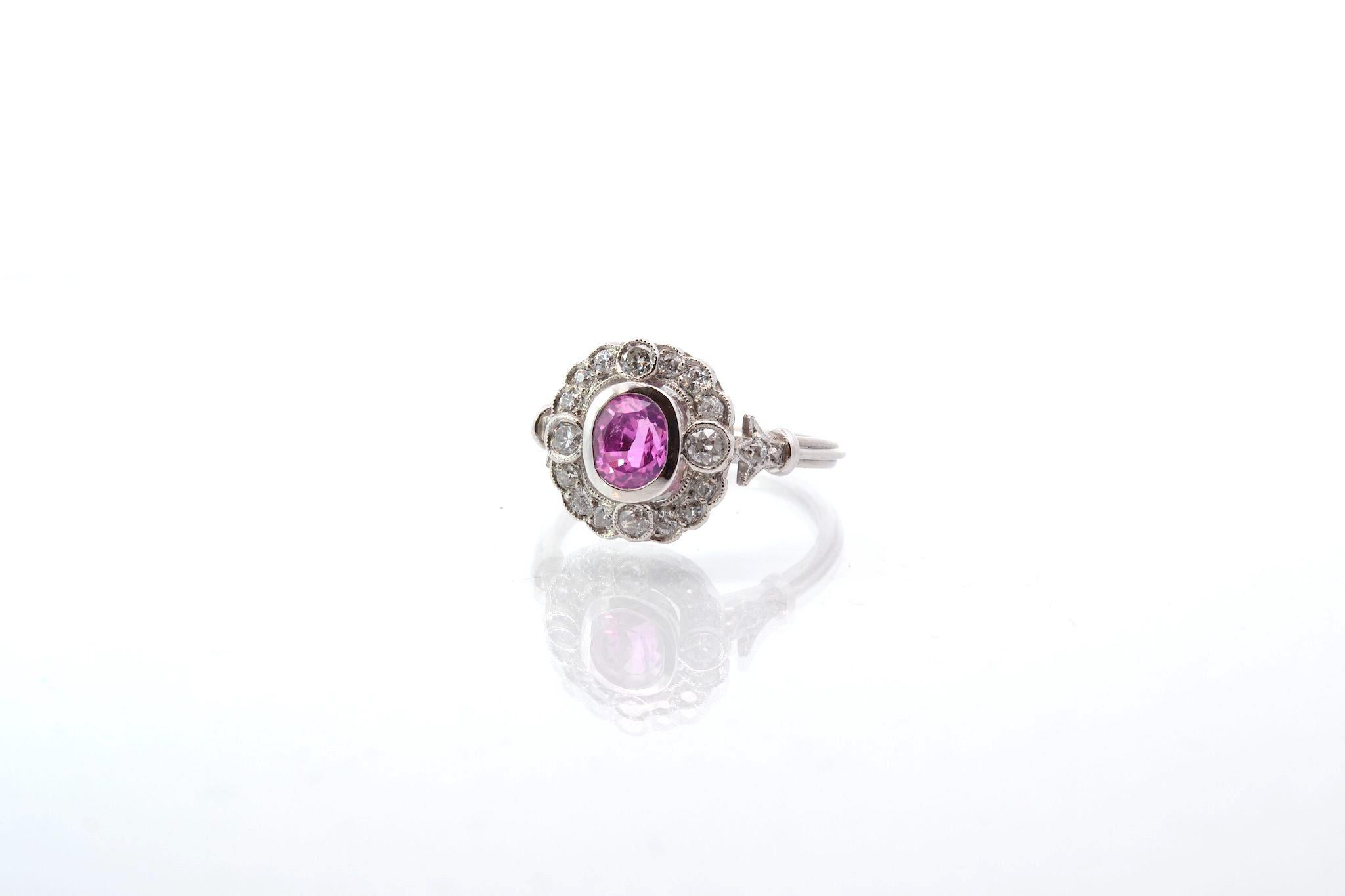 Ring aus Platin mit rosa Saphiren und Diamanten (Ovalschliff) im Angebot