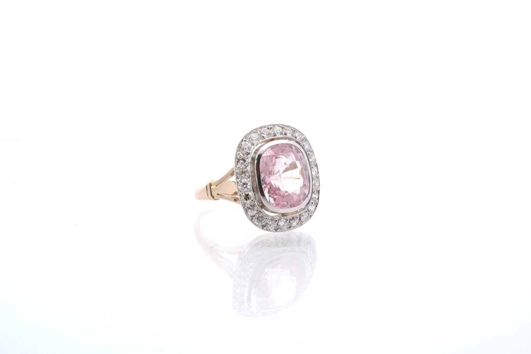 Ring aus Roségold und Platin mit rosa Saphiren und Diamanten (Ovalschliff) im Angebot