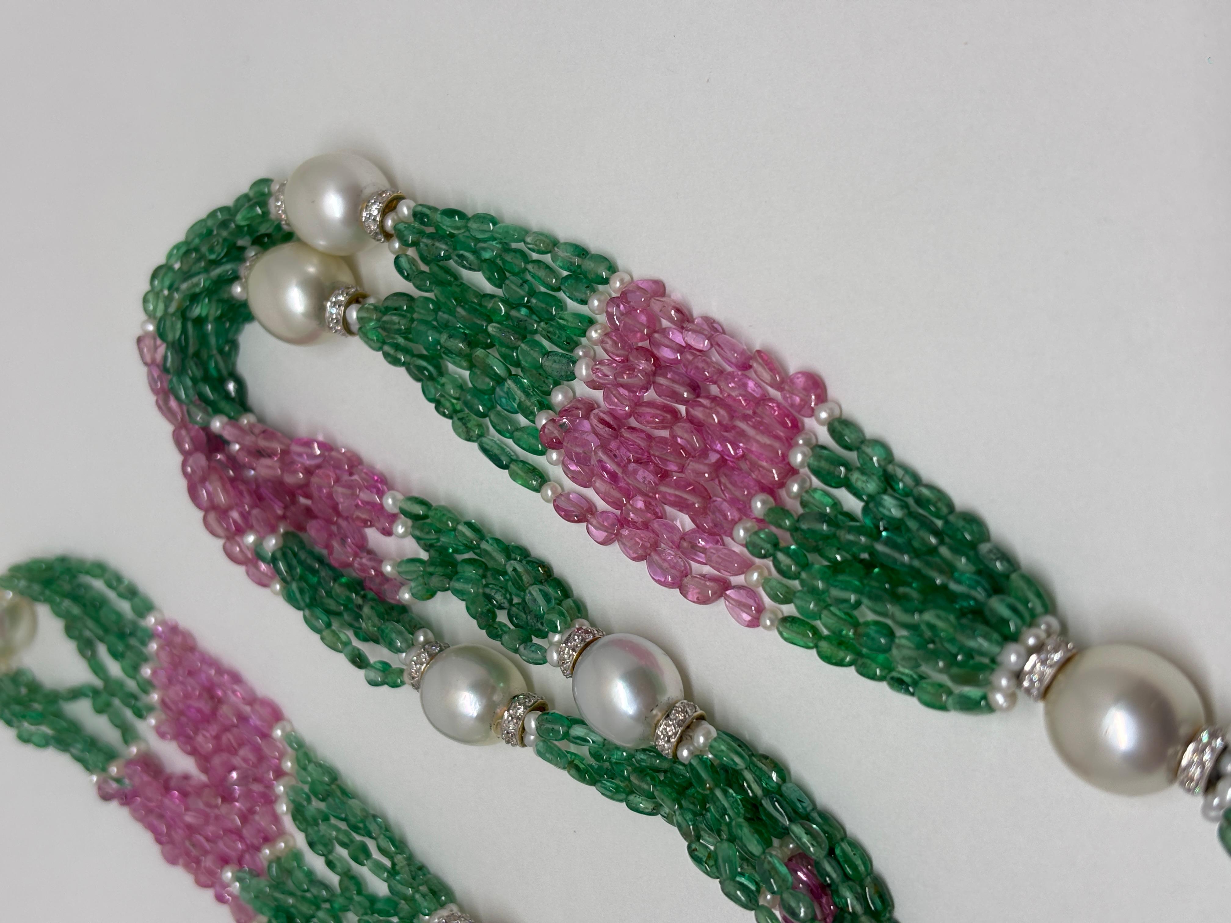 Contemporaneo Collana di perline con zaffiro rosa e smeraldo Cts 295,34 e tondi di diamanti Perla in vendita