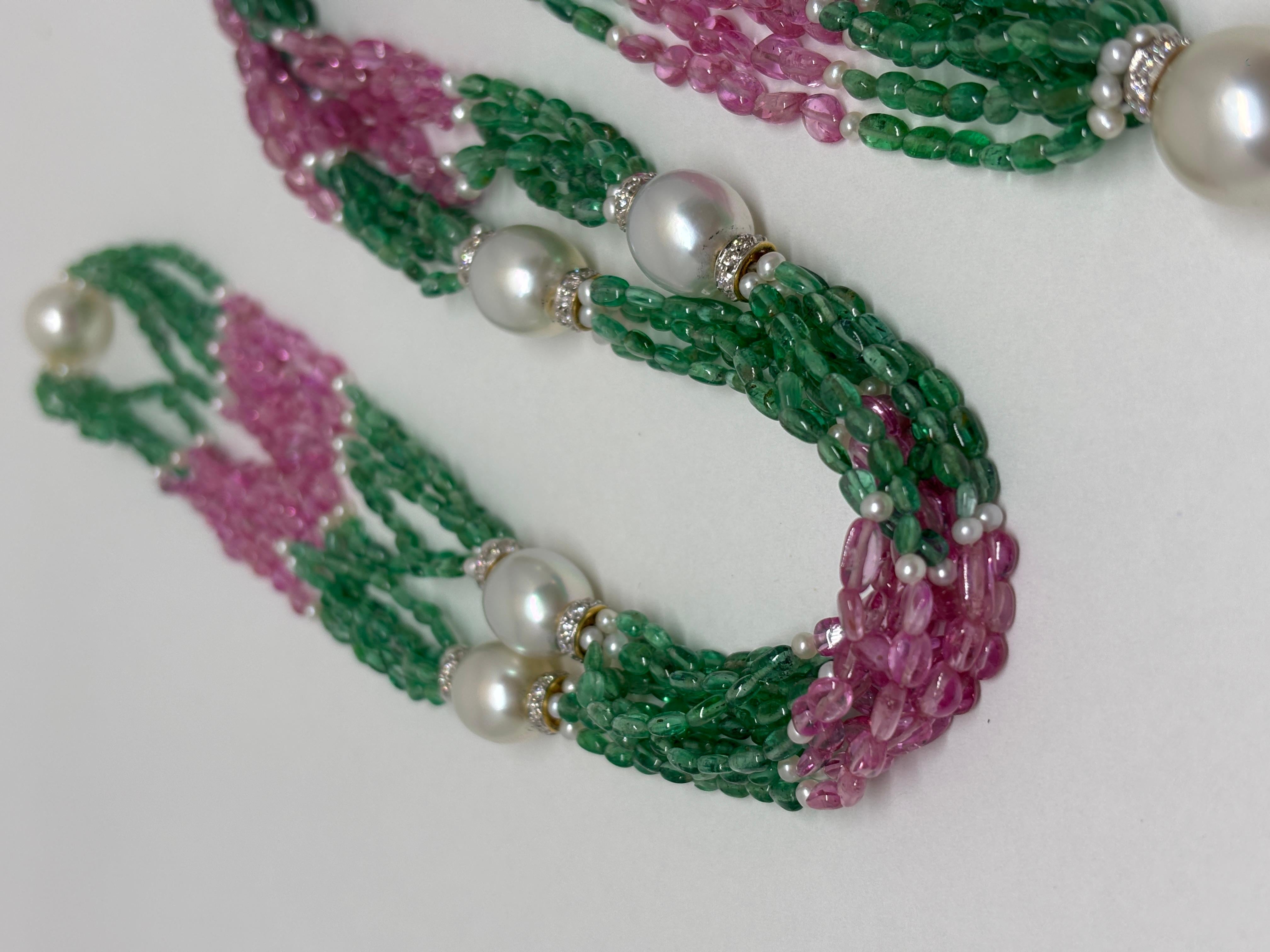 Donna Collana di perline con zaffiro rosa e smeraldo Cts 295,34 e tondi di diamanti Perla in vendita