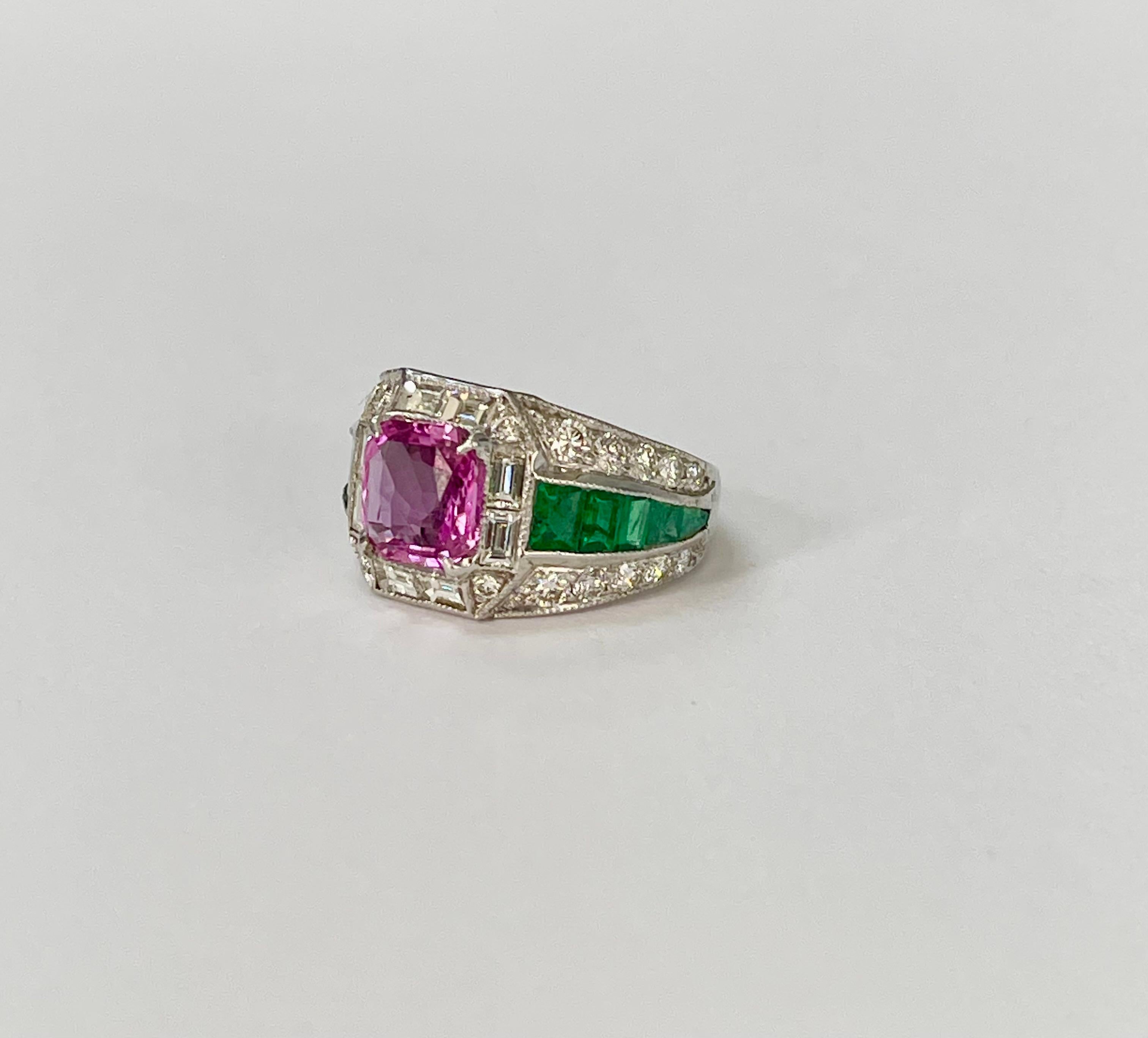 Très jolie bague de fiançailles en saphir rose et émeraude, réalisée à la main en or blanc 14 carats. 
Les détails sont les suivants : 
Poids du saphir rose : 2.09 carats 
Poids de l'émeraude : 2,05 carats 
Poids du diamant : 0,57 carat 
Or : 6,48