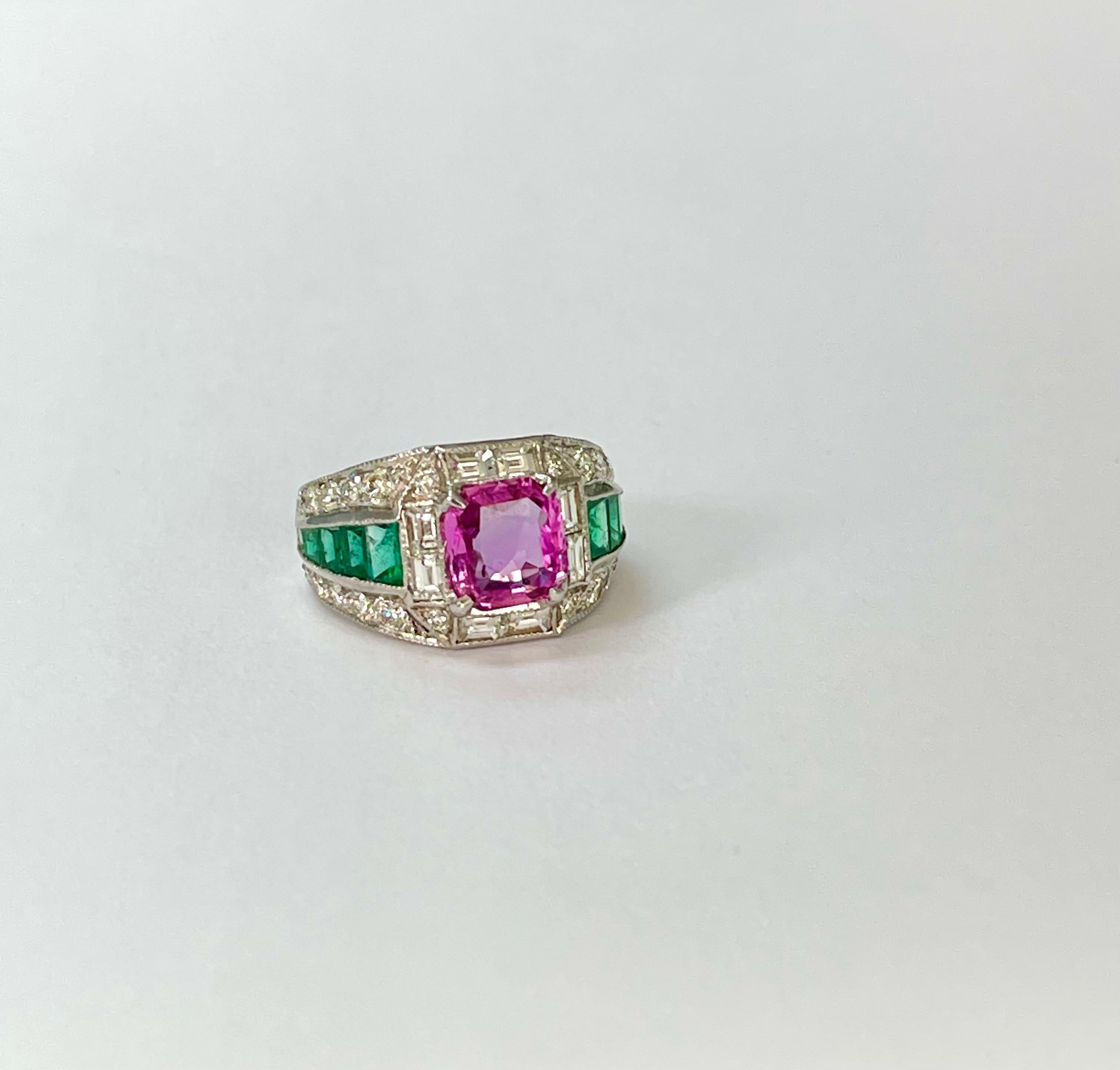 Taglio cuscino Anello di fidanzamento con zaffiro rosa e smeraldo in oro bianco 14 carati in vendita