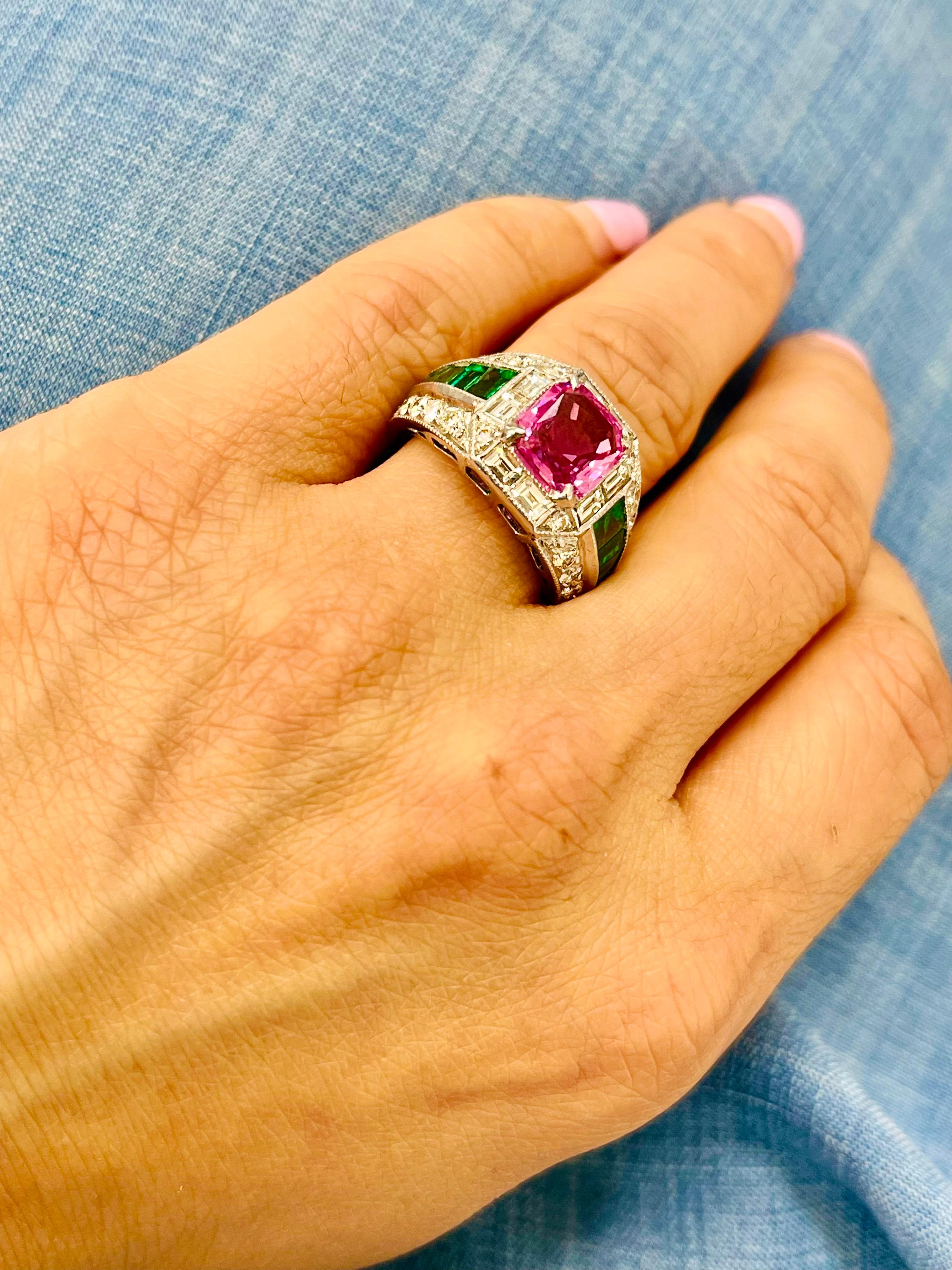 Donna Anello di fidanzamento con zaffiro rosa e smeraldo in oro bianco 14 carati in vendita