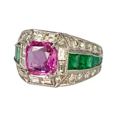 Anillo de compromiso de zafiro rosa y esmeralda en oro blanco de 14 quilates