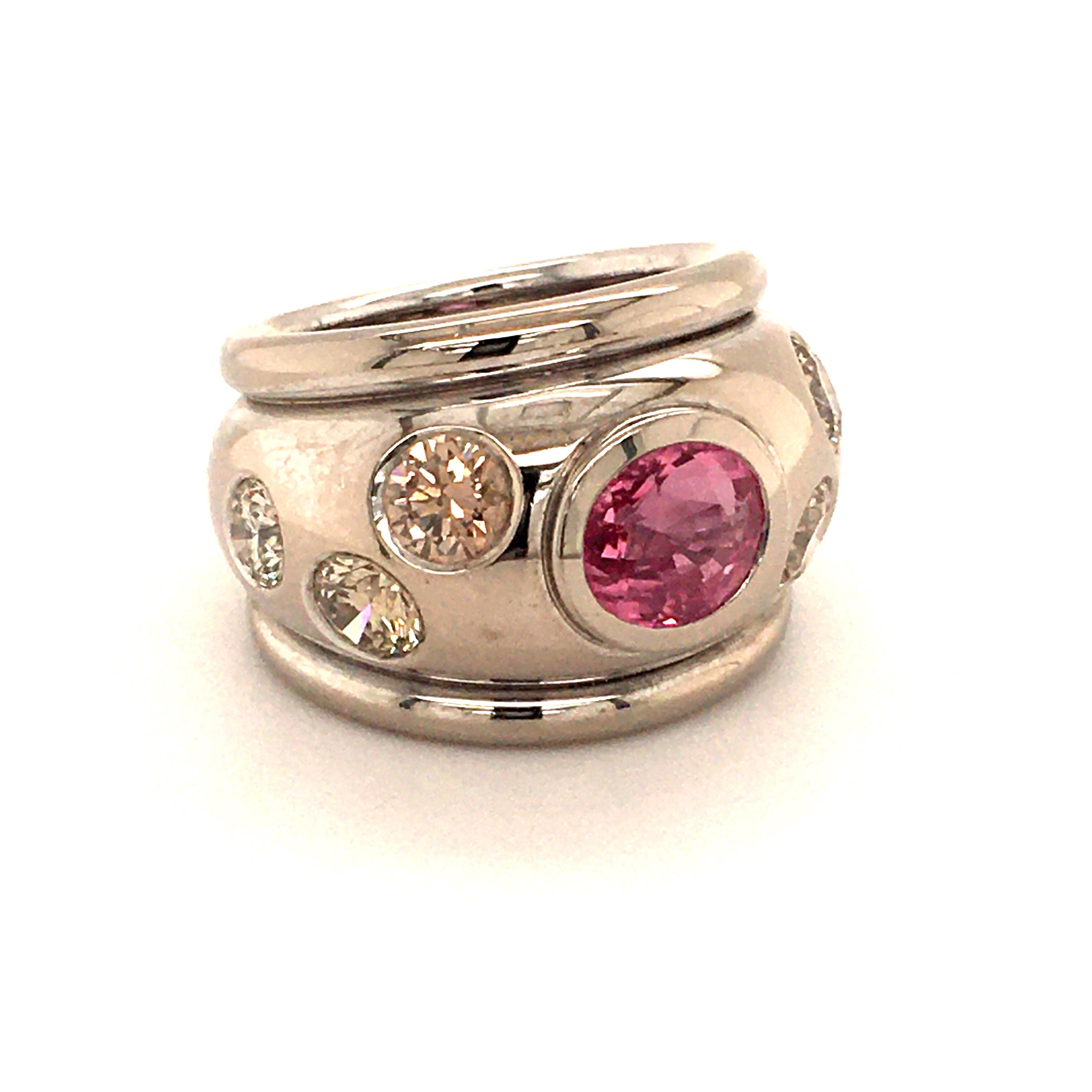 Moderno Anello con zaffiro rosa e diamante colorato in oro bianco 18 carati in vendita