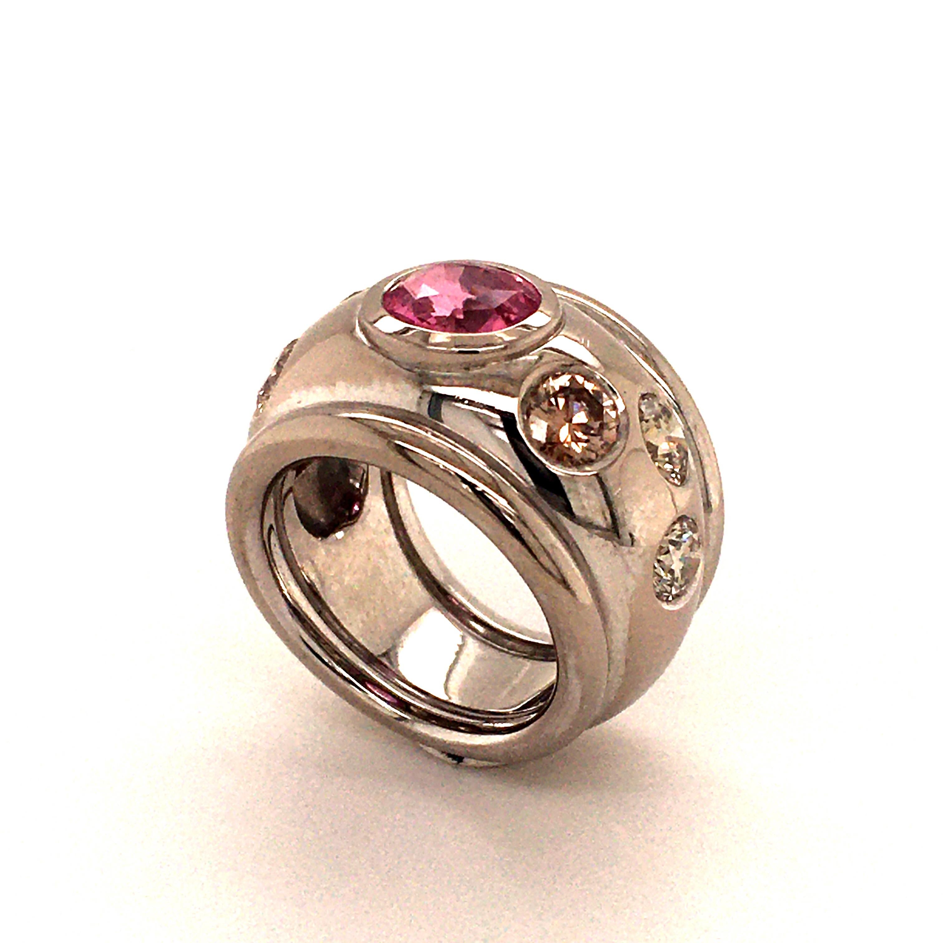 Pink Sapphire and Fancy Color Diamond Ring in 18 Karat White Gold In Good Condition For Sale In Lucerne, CH