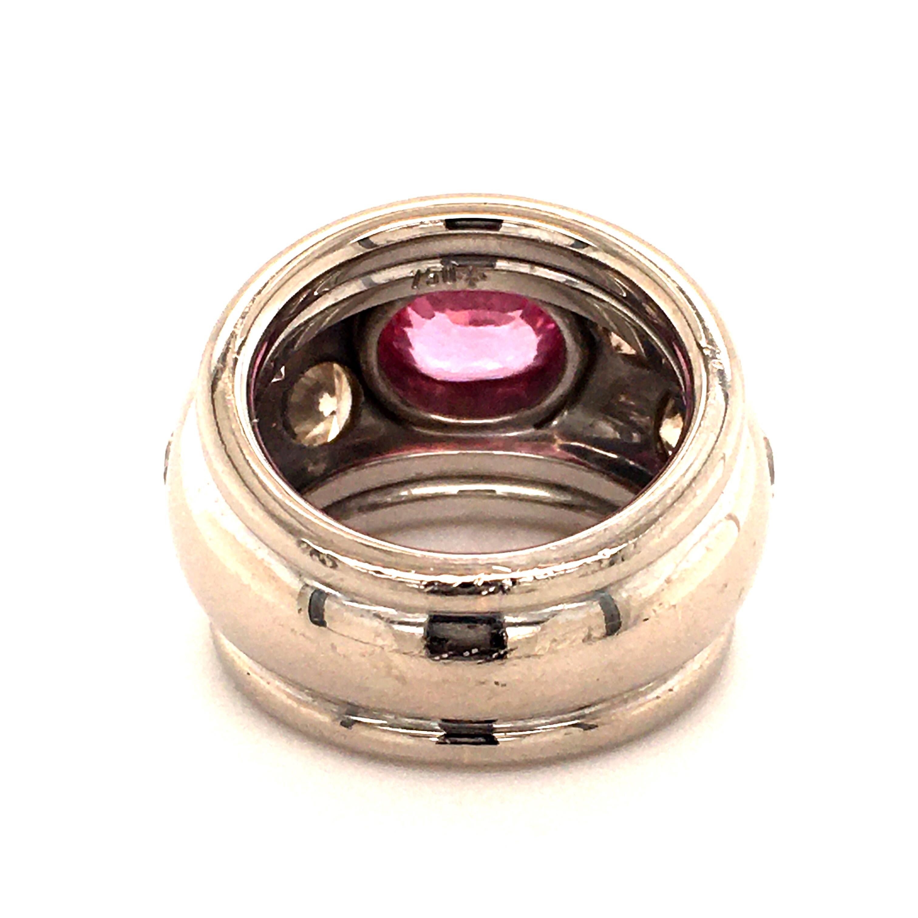 Bague fantaisie en or blanc 18 carats, saphir rose et diamant de couleur en vente 3