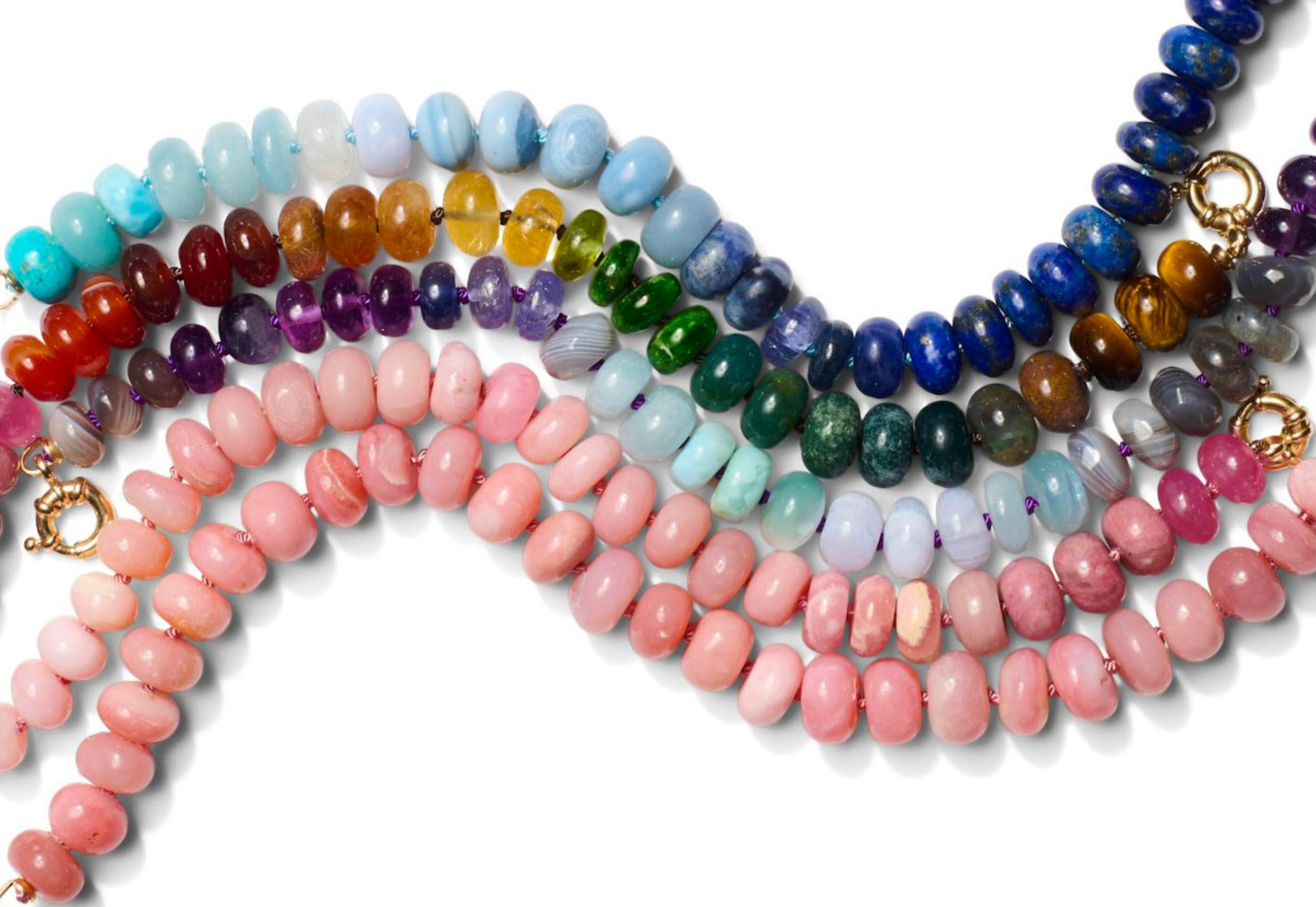 Immergiti in pietre preziose con sfumature di rosso e verde... Questa collana fatta a mano in oro massiccio 14K, arricchita da coloratissime gemme pure come;

- Pietra di luna arcobaleno
- Opale rosa
- Zaffiro rosa
- Acquamarina
- Granato
- Iolite
-