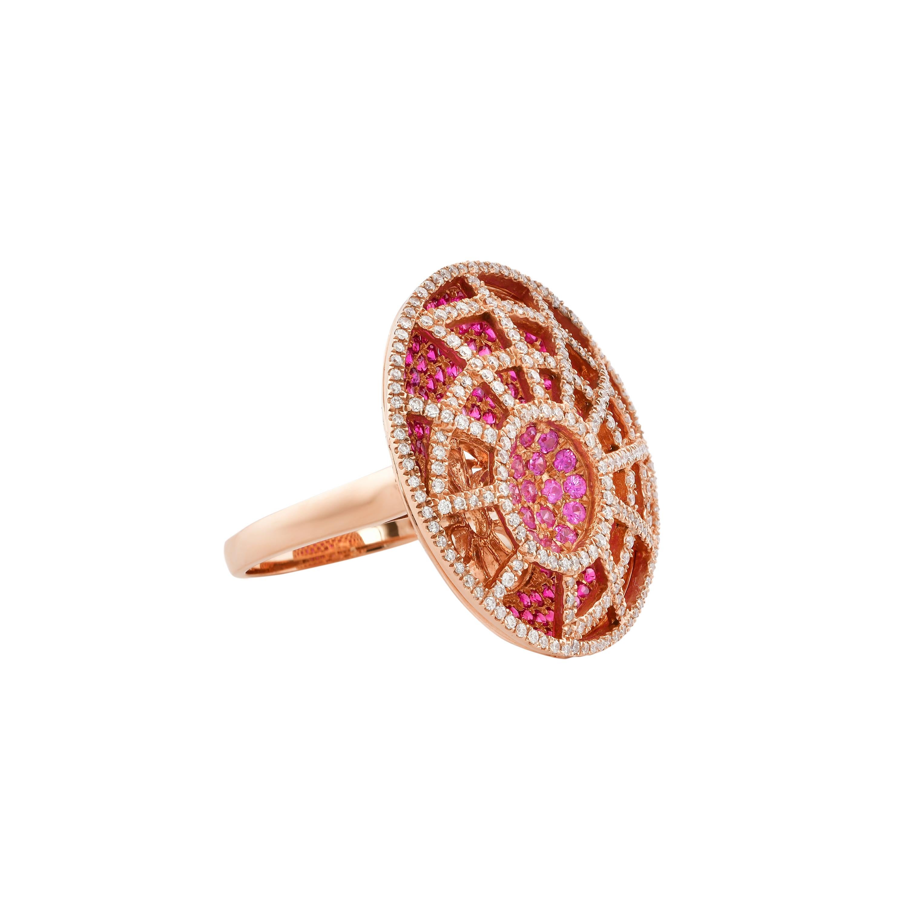 Glamorous Gemstones - Sunita Nahata begann ihre Karriere als Edelsteinhändlerin, und diese besondere Kollektion spiegelt ihre Liebe zu vielfarbigen Halbedelsteinen wider. Dieser Ring zeigt ein Cluster aus rosa Saphiren, die auf einem Hintergrund aus