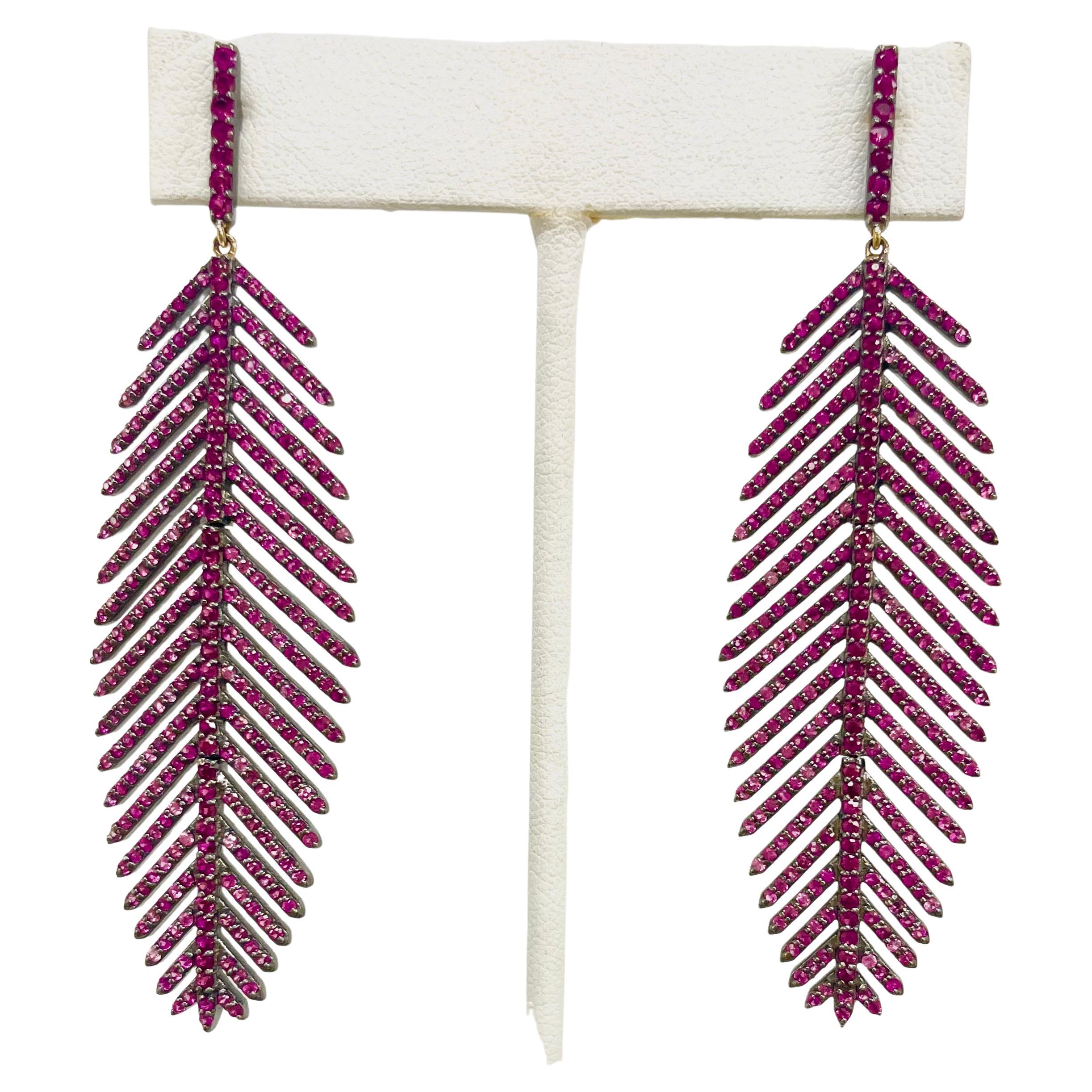 Artisan Boucles d'oreilles Paradizia en plumes de saphir rose et de rubis en vente