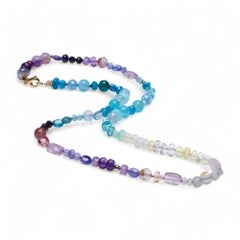 Collier en or jaune perlé de saphirs roses et de pierres de lune avec opale de feu