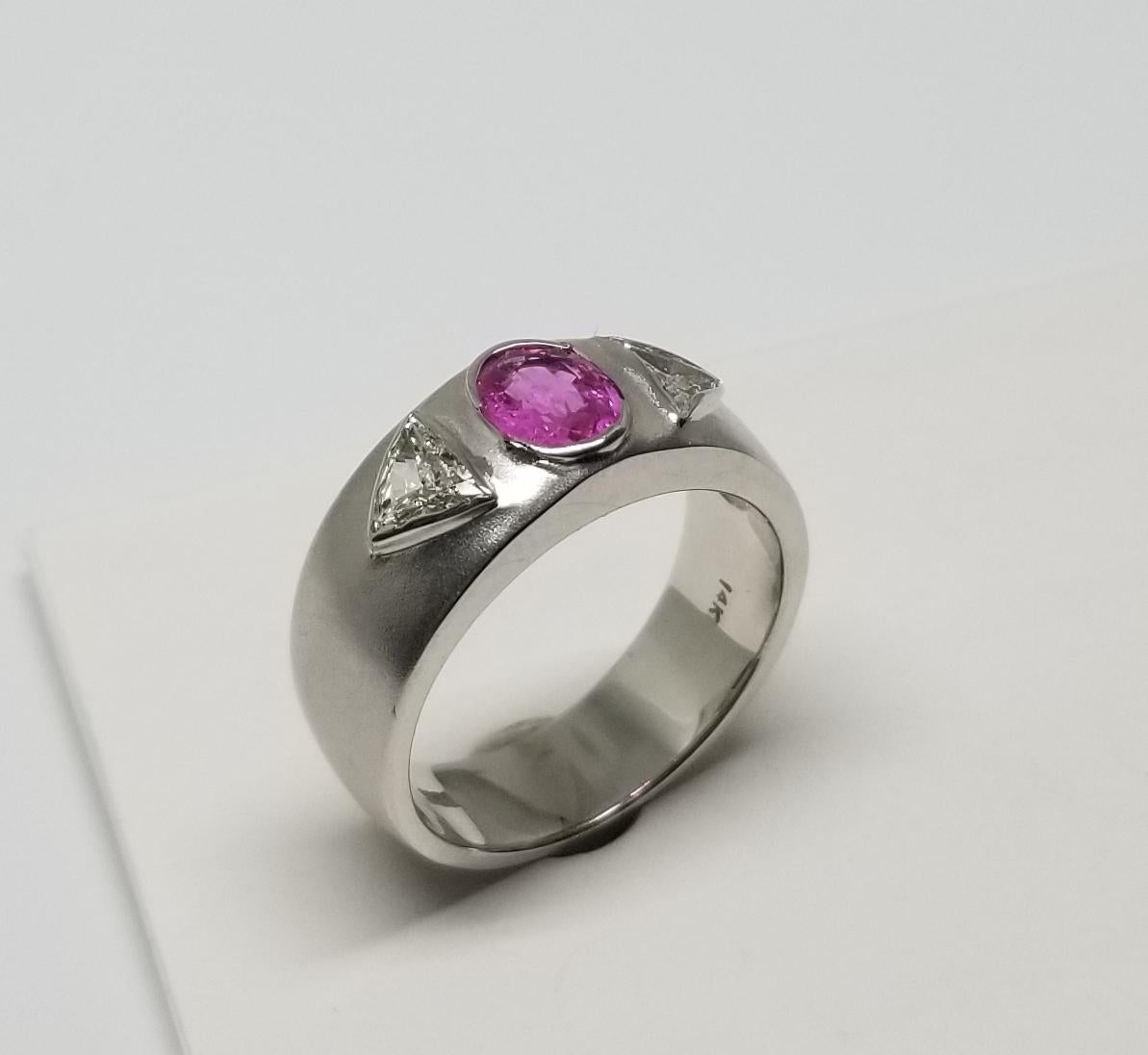 Ring mit rosa Saphiren und Diamanten im Trillionschliff (Zeitgenössisch) im Angebot