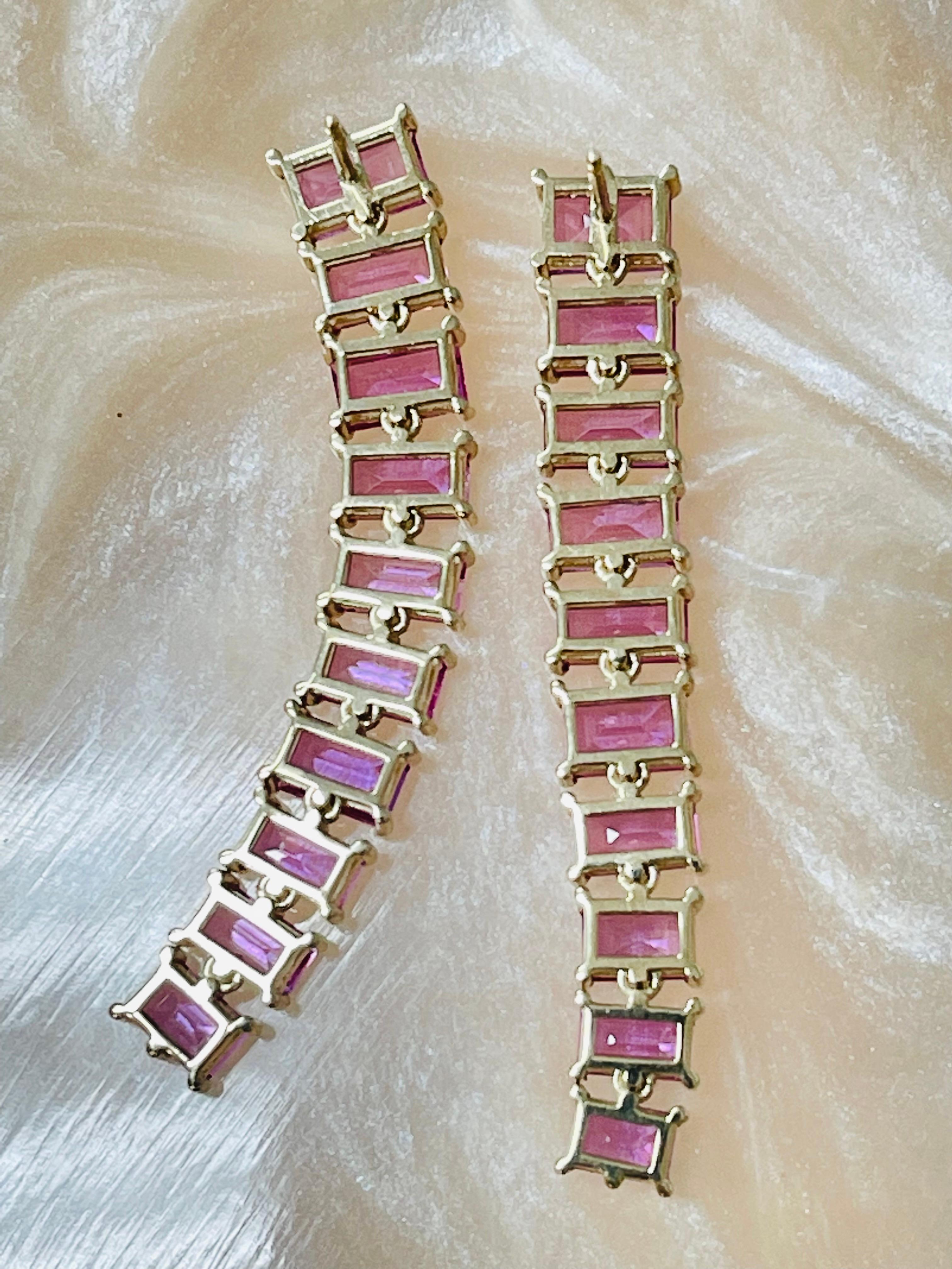 Boucles d'oreilles longues en or jaune avec saphir rose et baguette.  Pour femmes en vente