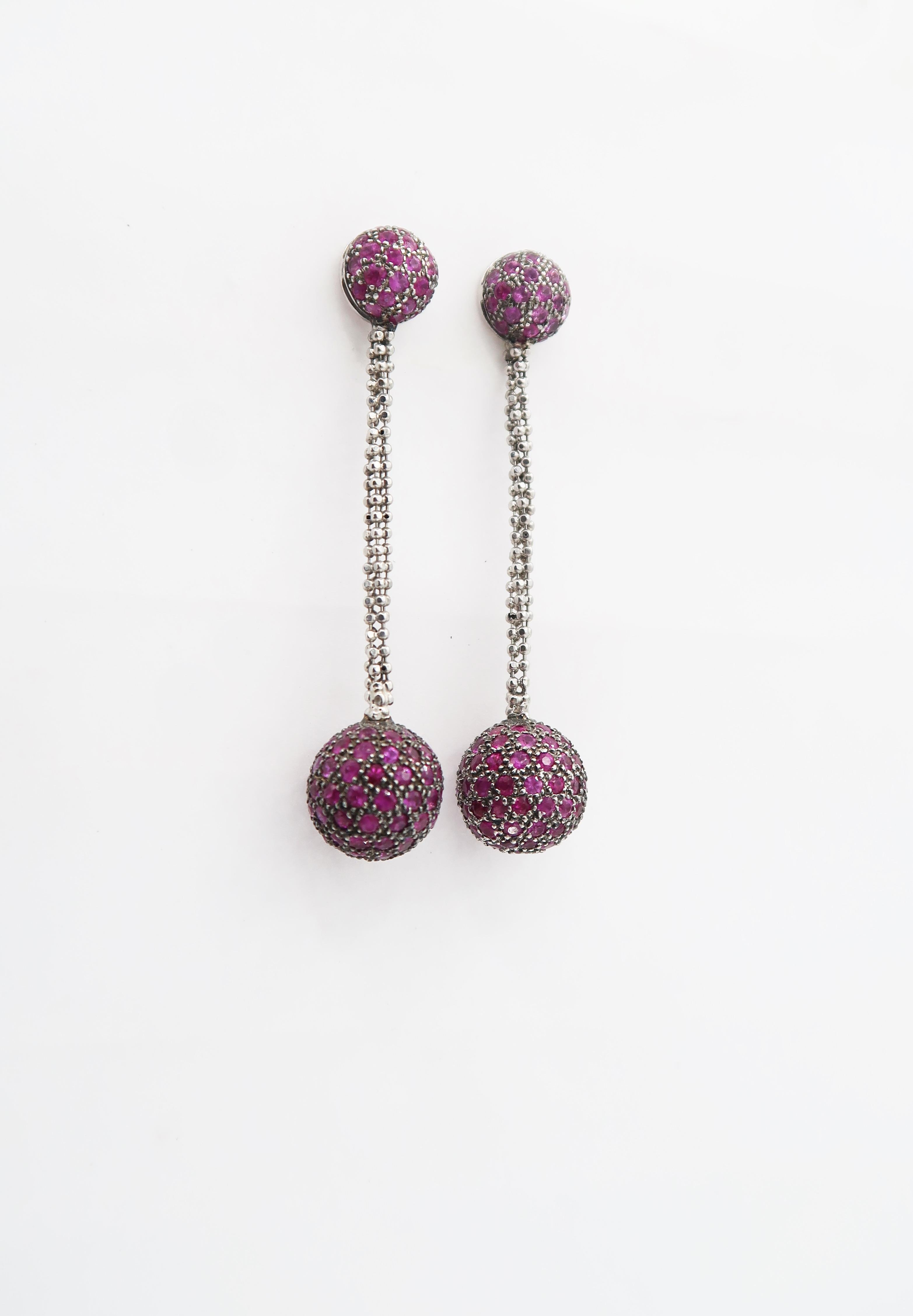 Orecchini pendenti a sfera con zaffiro rosa e pavé in oro bianco 18 carati

Zaffiro rosa: 5,30 carati.
Oro: oro bianco 18 carati 14,15 g.